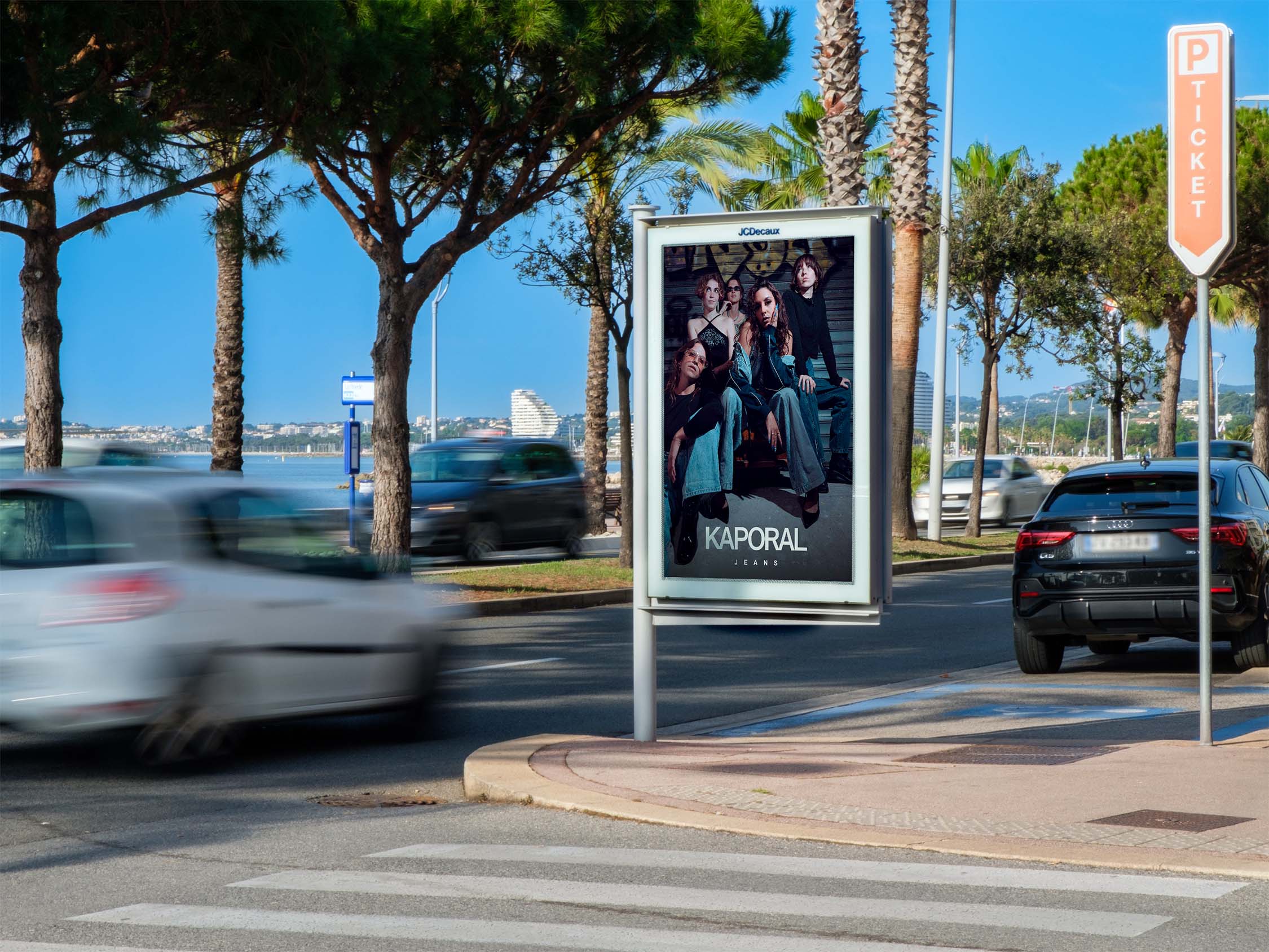 campagne d’affichage OOH Kaporal sur mobilier urbain avec photographie de mode réalisée par Anne-Juliette Verlaque