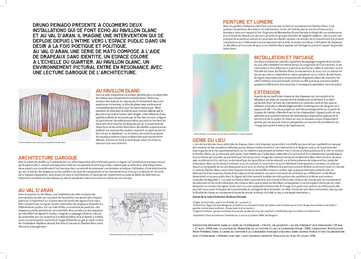 Vue d'ensemble à plat de la double page intérieure présentant la note d'intention de l'artiste et le parcours d'exposition.