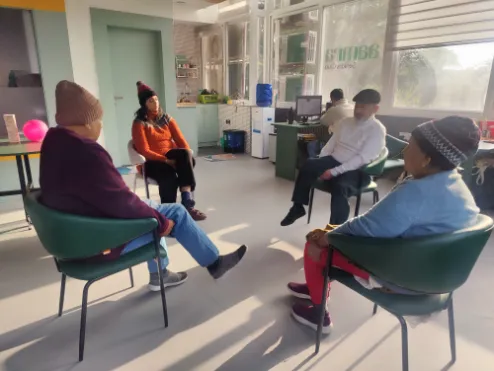 Elder man with knee pain. Knee pain can be treated by physiotherapy and exercise at Aamra Seniors Club Gurugram