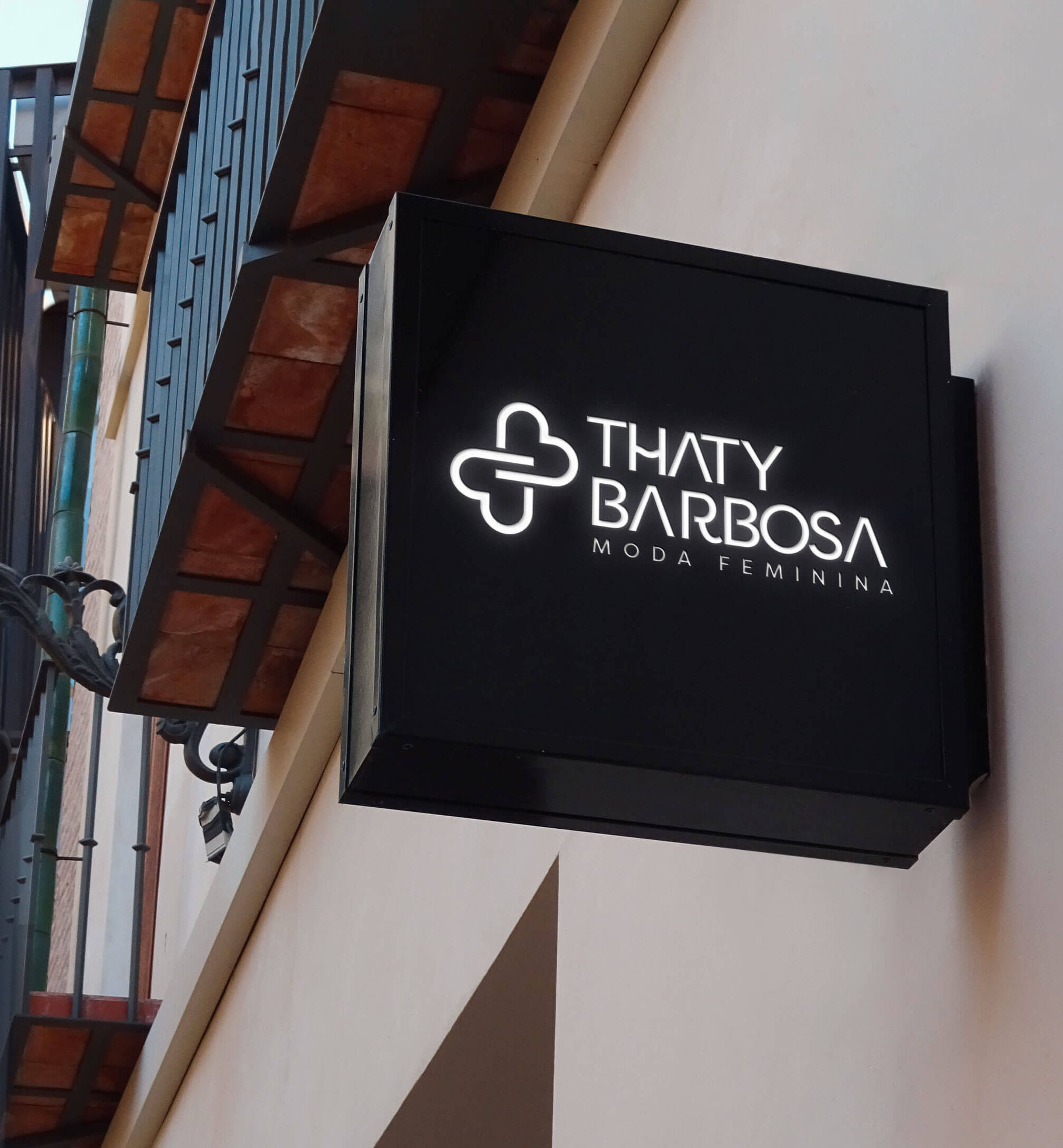 fahada de empresa preta com logo na cor branca