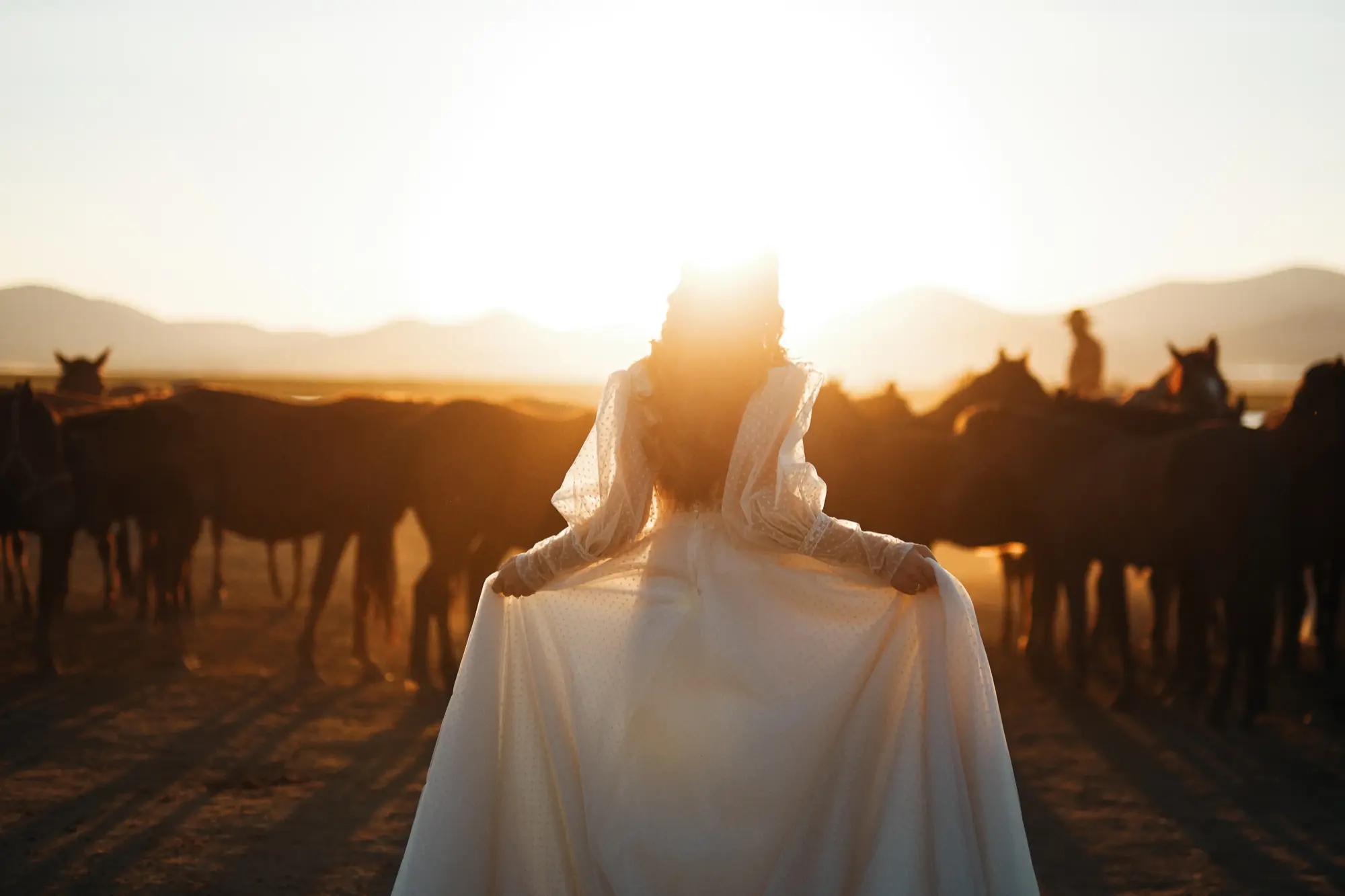 Bride walking through the Cappadocian desert at sunrise – Wedding Photography by Eva Sitko