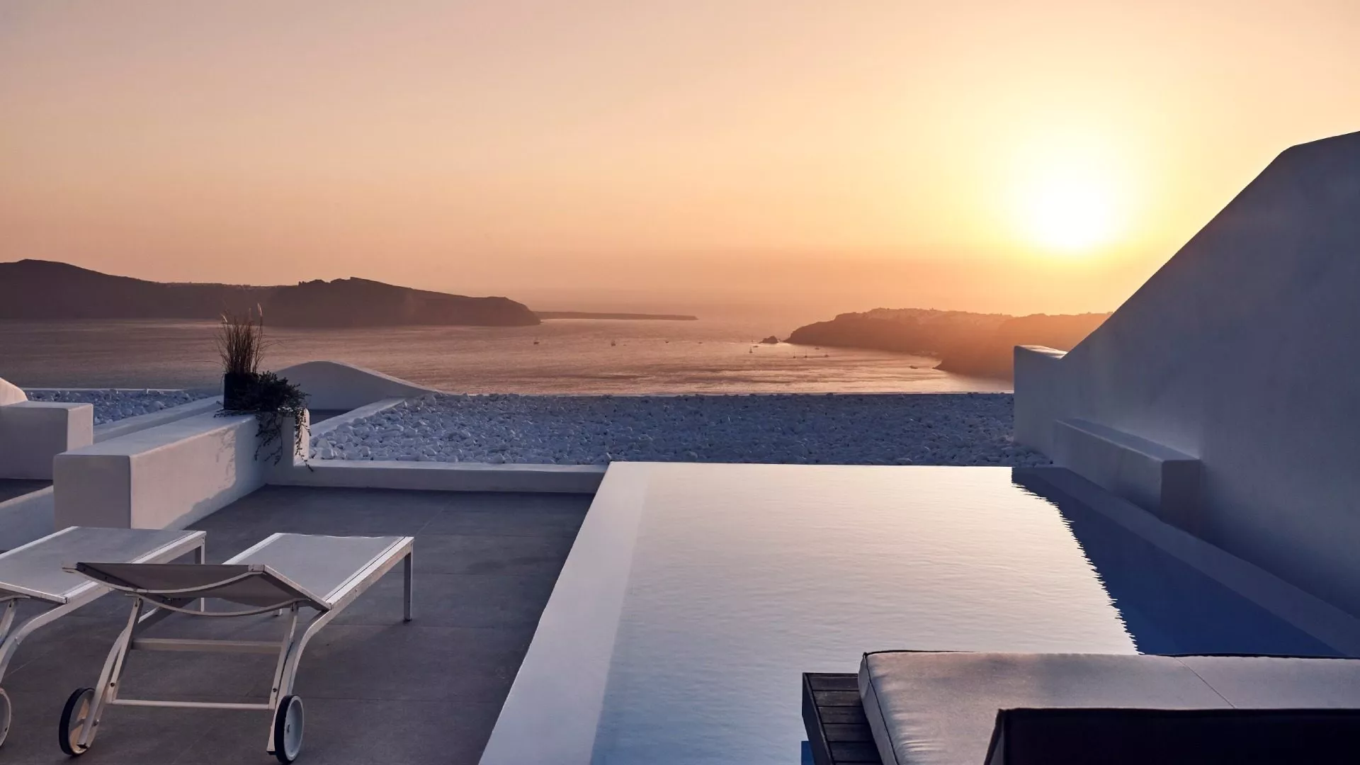 Infinity-Pool mit Blick aufs Meer und Sonnenuntergang, Santorini