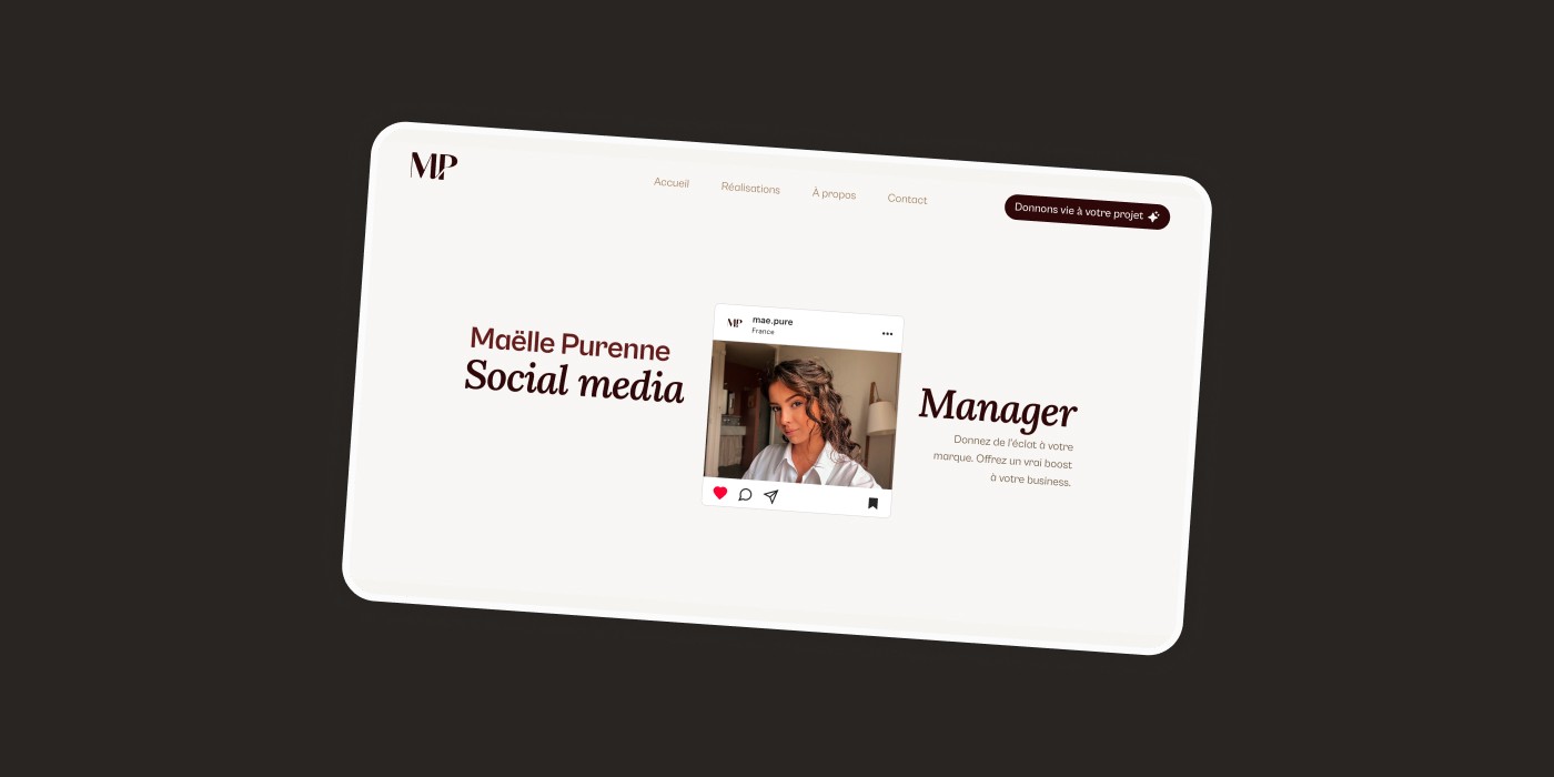 Aperçu de la page “À propos ” montrant la section héro du site de Maëlle Purenne, conçu par Diana SOM. Sur un fond marron foncé, un mockup d'écran incliné présente un design épuré sur fond crème avec le logo MP, le menu de navigation et le grand titre éditorial “Maëlle Purenne Social media Manager”. Au centre, un insert au format publication Instagram dévoile le portrait de la cliente.