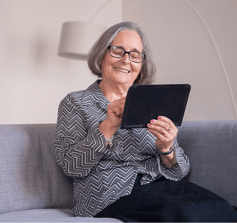 Bild einer älteren Dame die Meelo am Tablett verwendet 