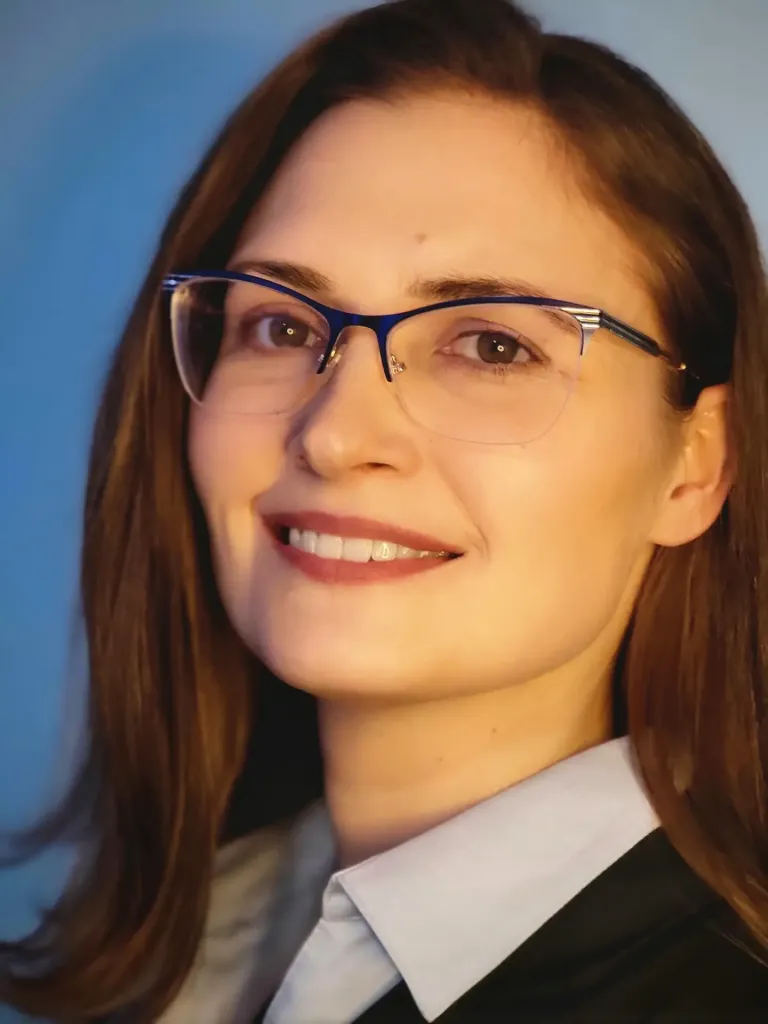 close up photography of rainbow rays on eye