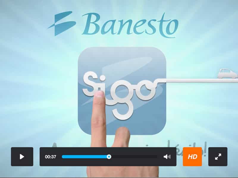Logotipo de Banesto con aplicación "Sigo" y dedo interactuando, fondo azul.