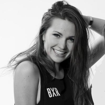 woman on focus photography