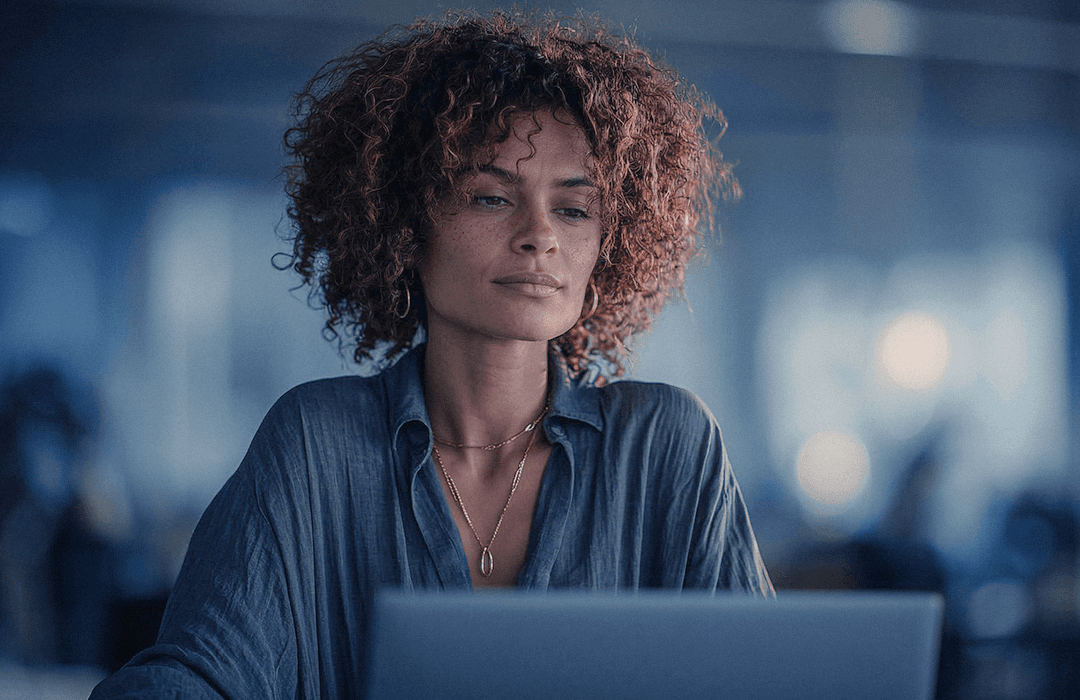 Mulher consultando um glossário jurídico no notebook