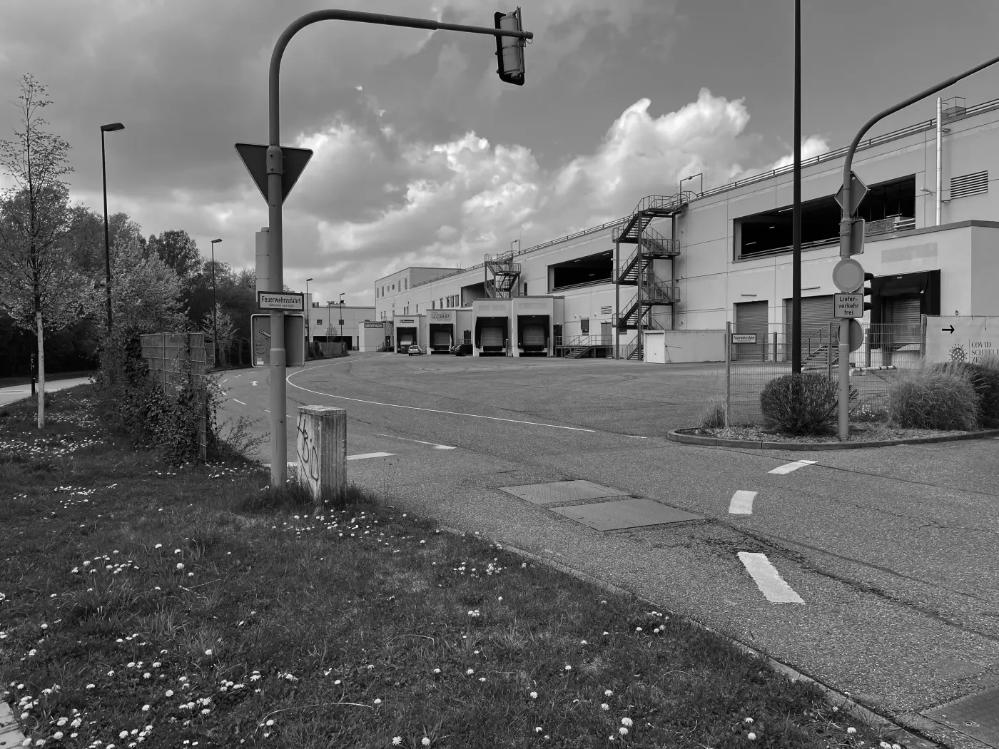 Isometrische Zeichnung eines Bauprojekts mit mehreren Gebäuden und markierten Strukturen in Rot