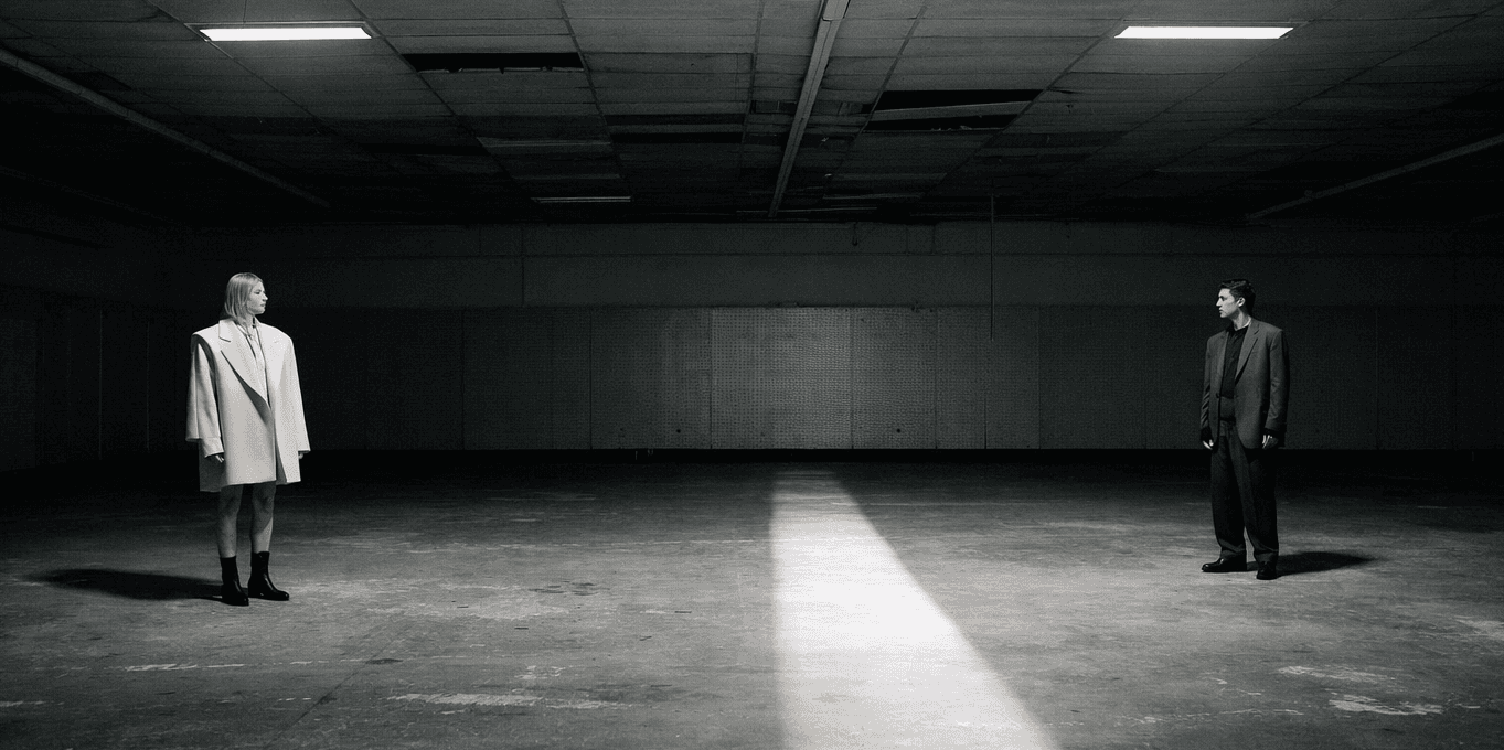 Soğuk ışık altında yalnız figürler Tasarım Okan Karakoç