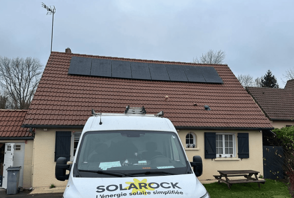 Photo d'une maison à Thennes équipée de panneaux photovoltaïques dont l'installation a été faite par Solarock.