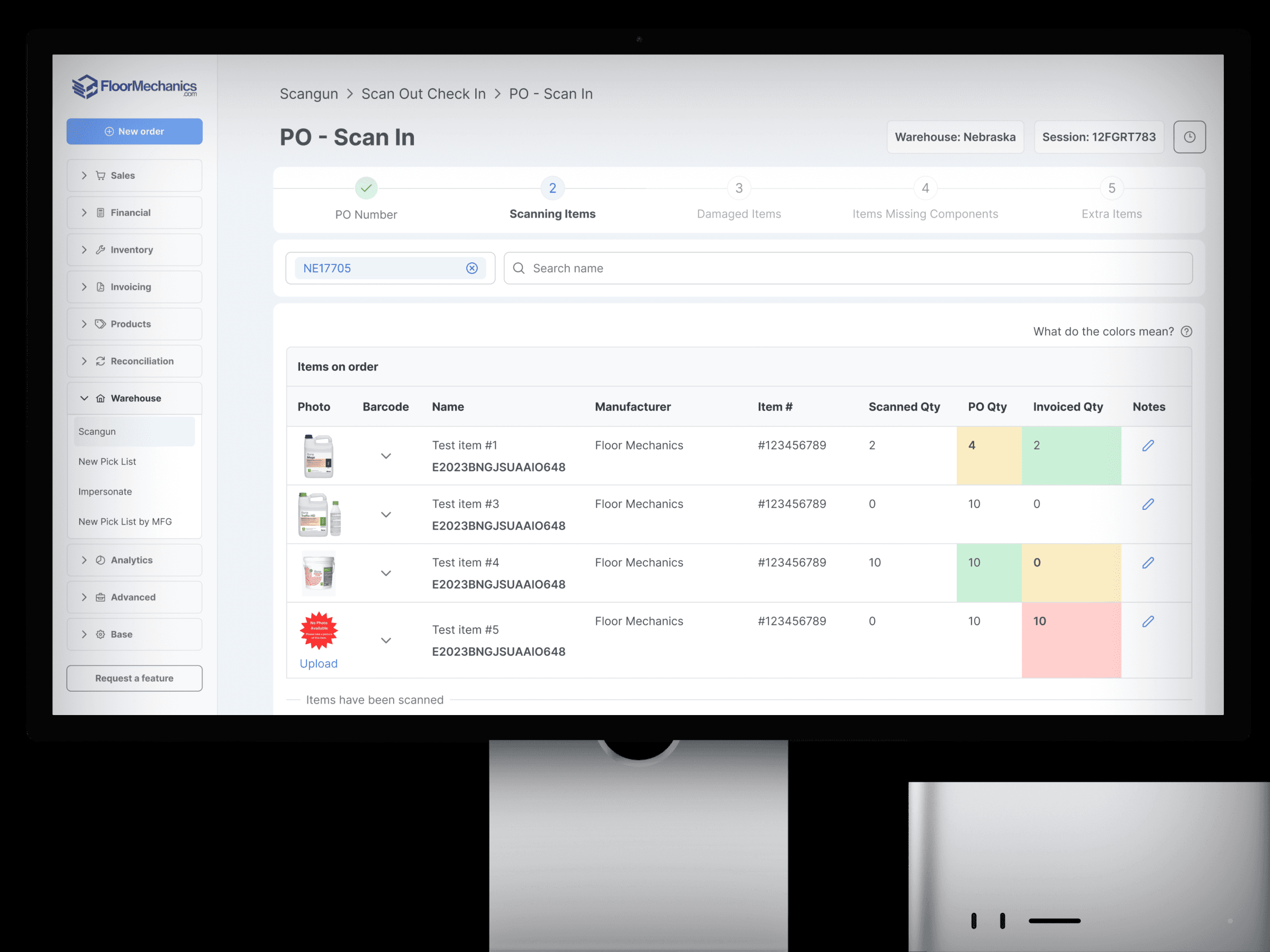 На экране компьютера отображается система сканирования заказов на поставку под названием «PO — Scan In» со списком обрабатываемых позиций, в котором указаны такие данные, как штрих-код, название товара, производитель и количество. В боковой панели слева представлены опции перехода к различным разделам, таким как «Продажи», «Финансы» и «Склад», что указывает на интерфейс бизнес-программного обеспечения. Общий тон изображения — профессиональный и упорядоченный.