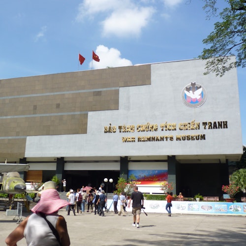Dapatkan wawasan mendalam tentang sejarah masa perang Vietnam melalui pameran yang mengesankan dan artefak perang yang terjaga dengan baik.