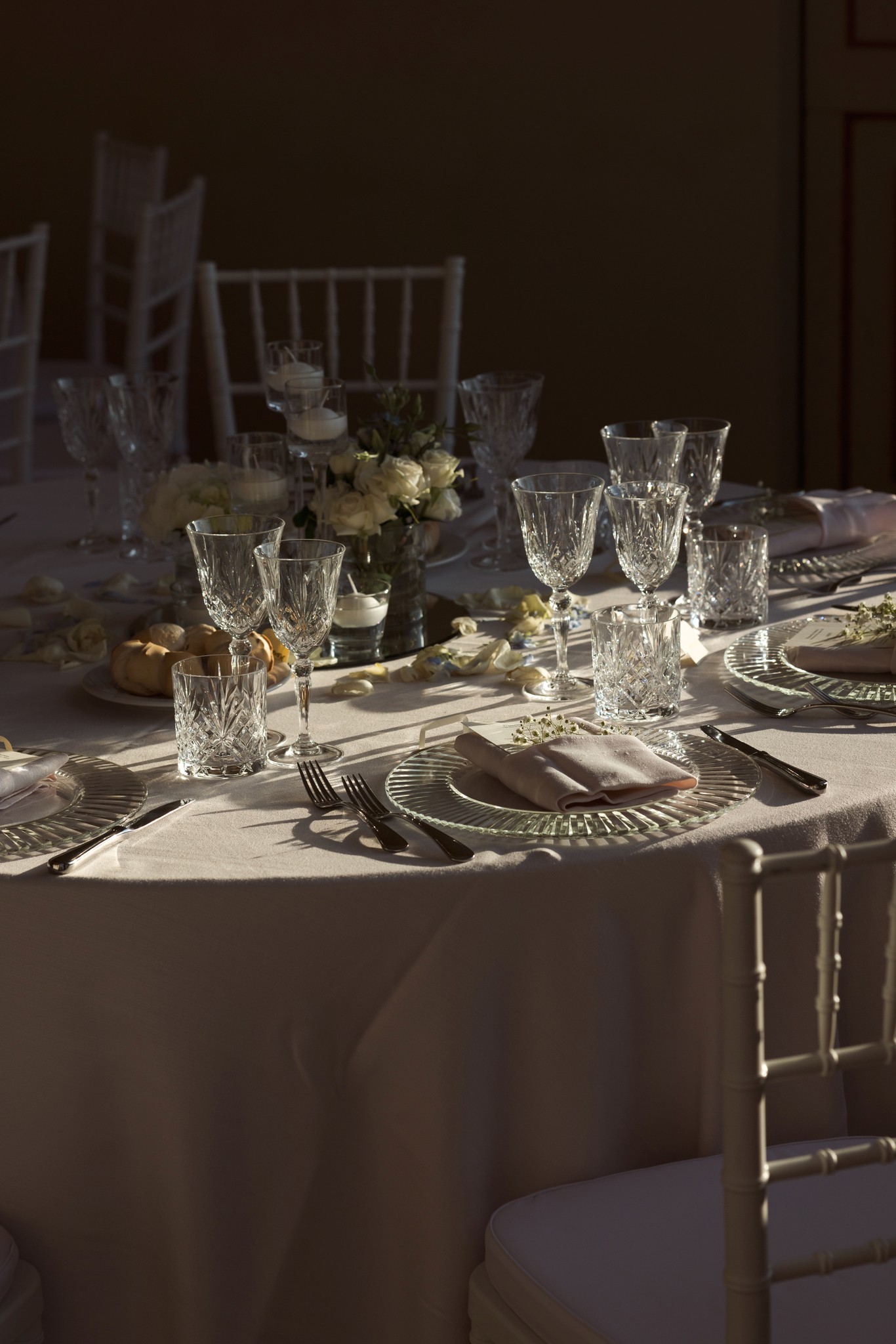 Tavolo ricevimento matrimonio con bicchieri cristallo, fiori bianchi, runner tortora a Villa Peroni Riva