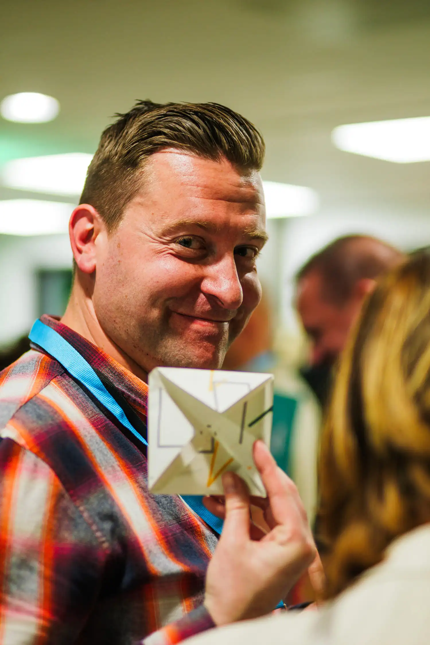 Deelnemer laat een opgeloste puzzel zien tijdens een interactieve teambuildingactiviteit van The Box Company.