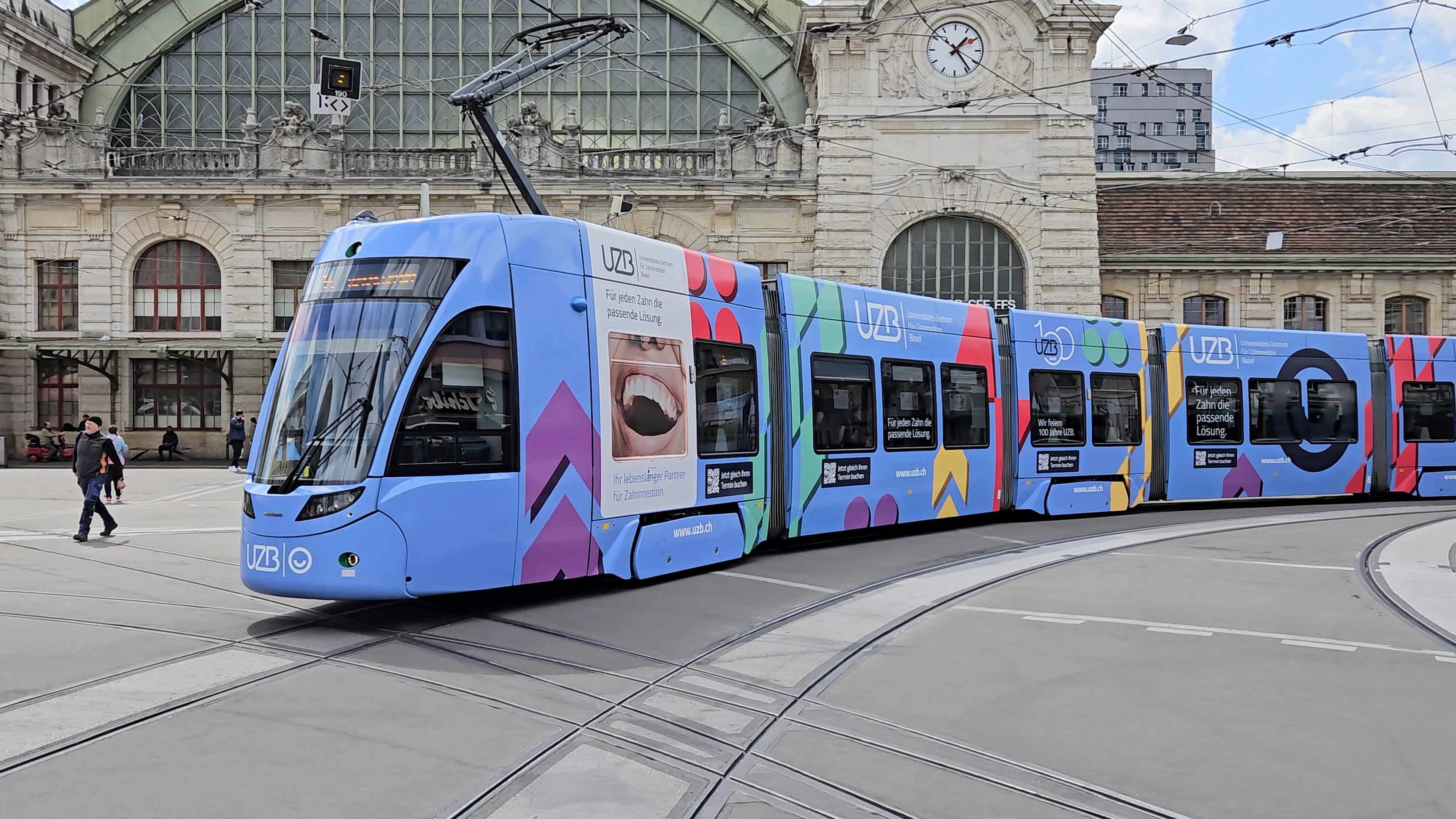 Kommunikationsdesign für die UZB Basel – plakatives, modernes Erscheinungsbild mit Fokus auf Nahbarkeit und Professionalität.