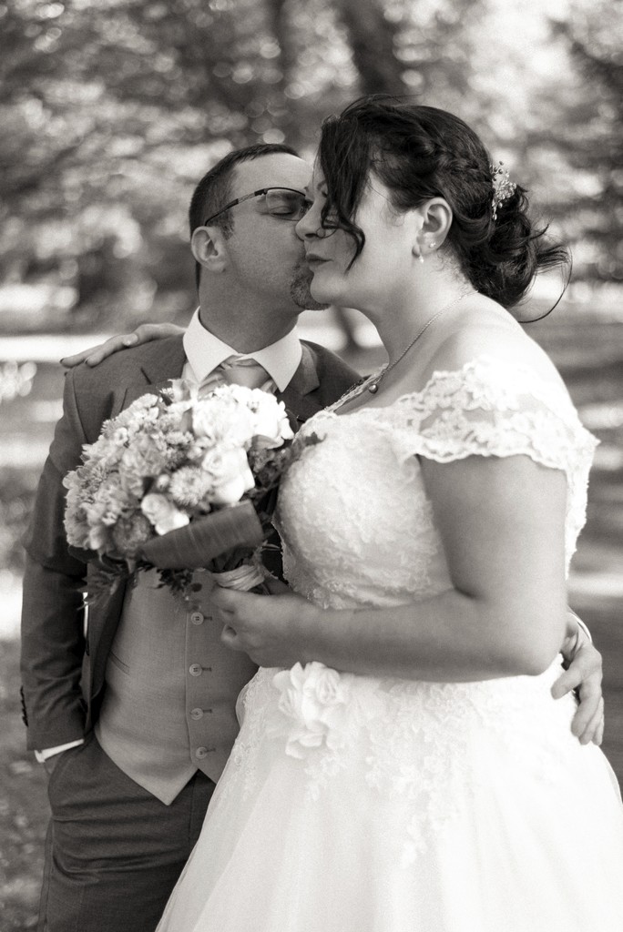 Album photo de luxe — French wedding photographer Paris — luxury wedding book France — Maison Elion — relique photographique rare — fragment intemporel — rituel artistique — photographe mariage haut de gamme — Seine-et-Marne 77 — album mariage bespoke sur mesure — timeless photography France — image symbolique — luxury French wedding photography