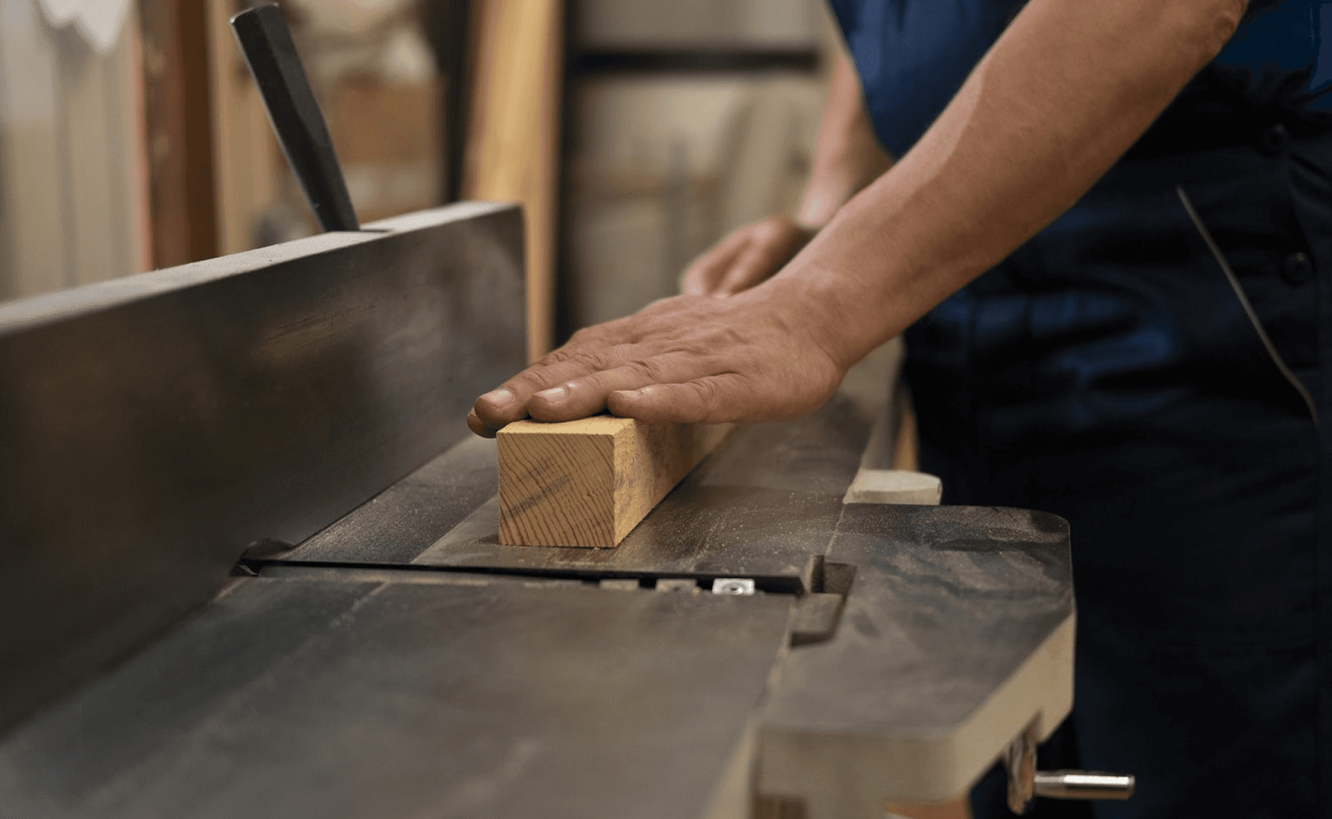 Mensch an der Hobelbank