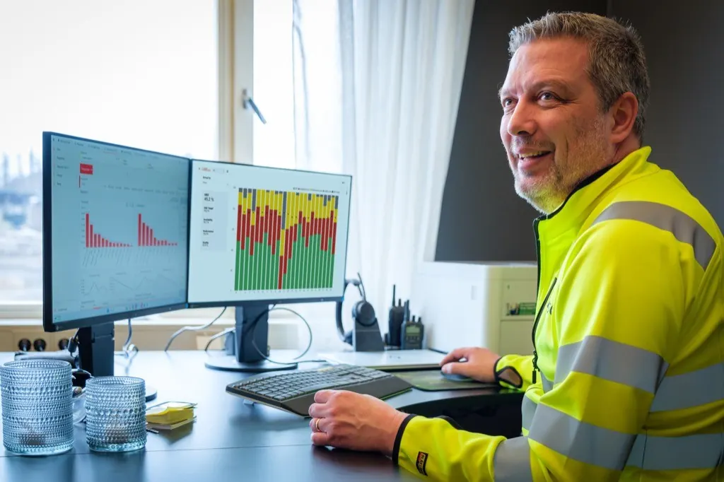 Produktionsledare följer upp OEE och förlustanalys i Good Solutions rapporter på två skärmar