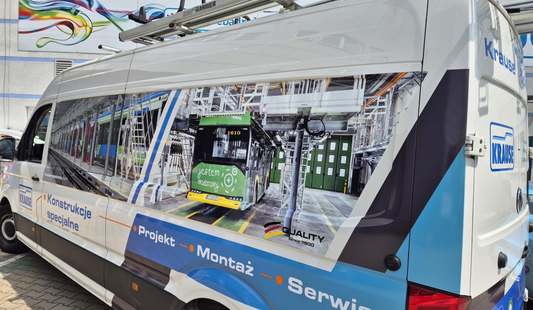 Detal folii wylewanej na karoserii – zbliżenie na jakość druku i spasowanie grafiki z elementami pojazdu.