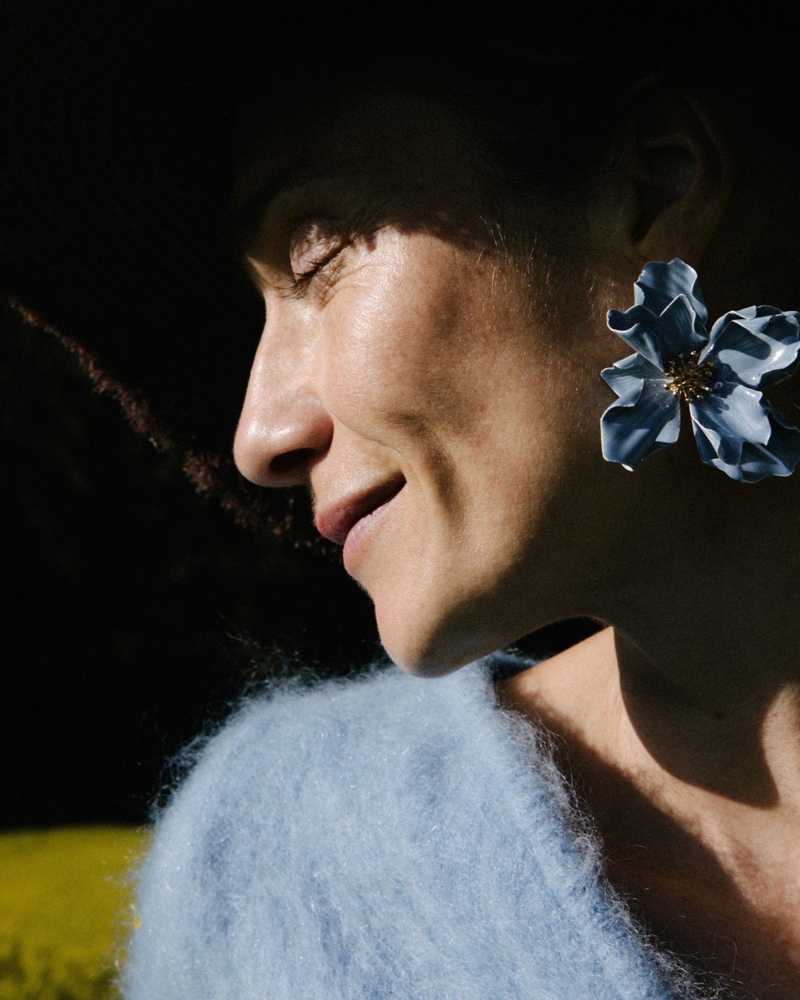 Portrait einer Frau im warmen Licht – Wohlbefinden und Balance