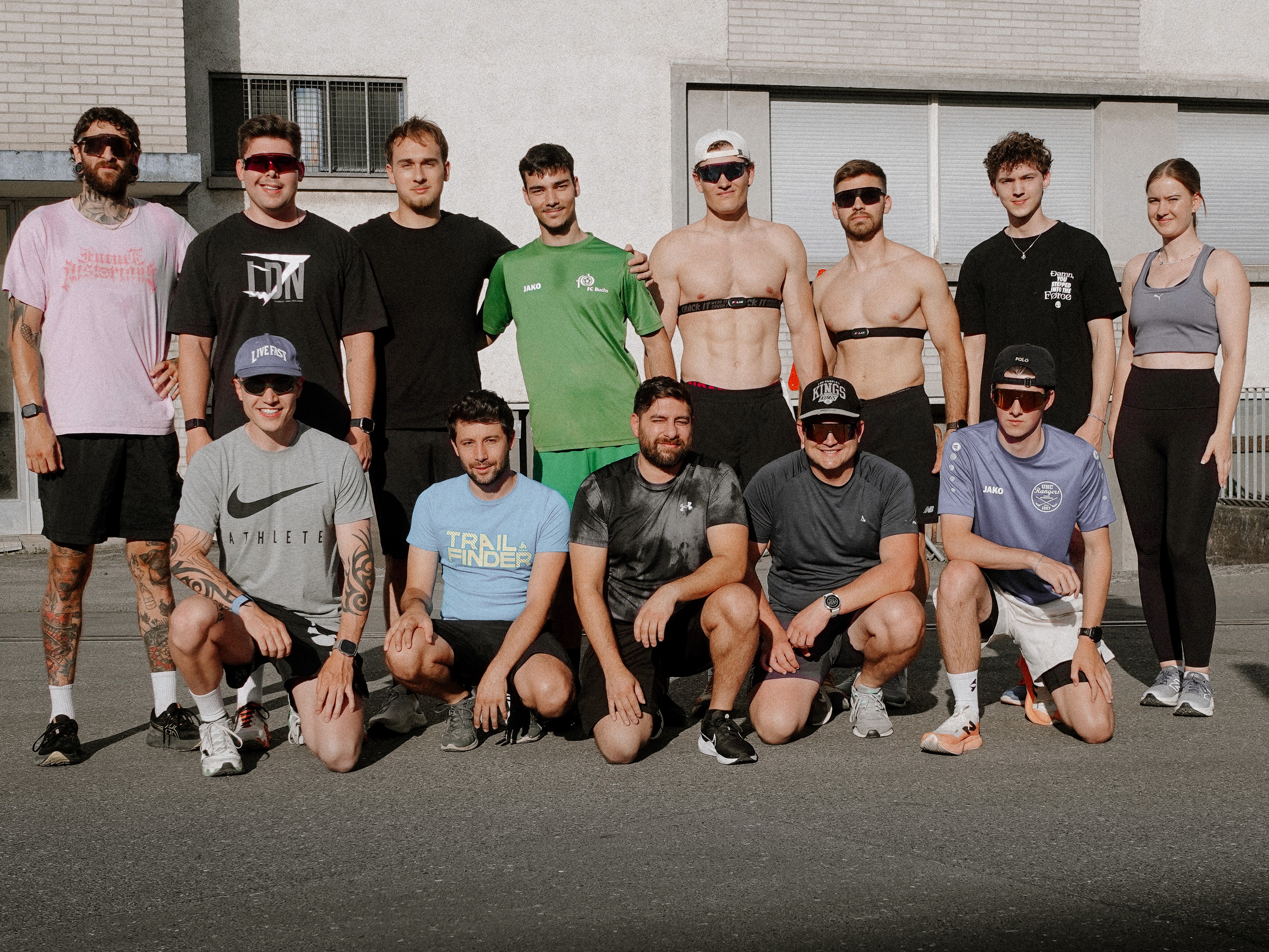 Läuferinnen und Läufer des Run 9470 Club vor dem Start am Force Gym Buchs