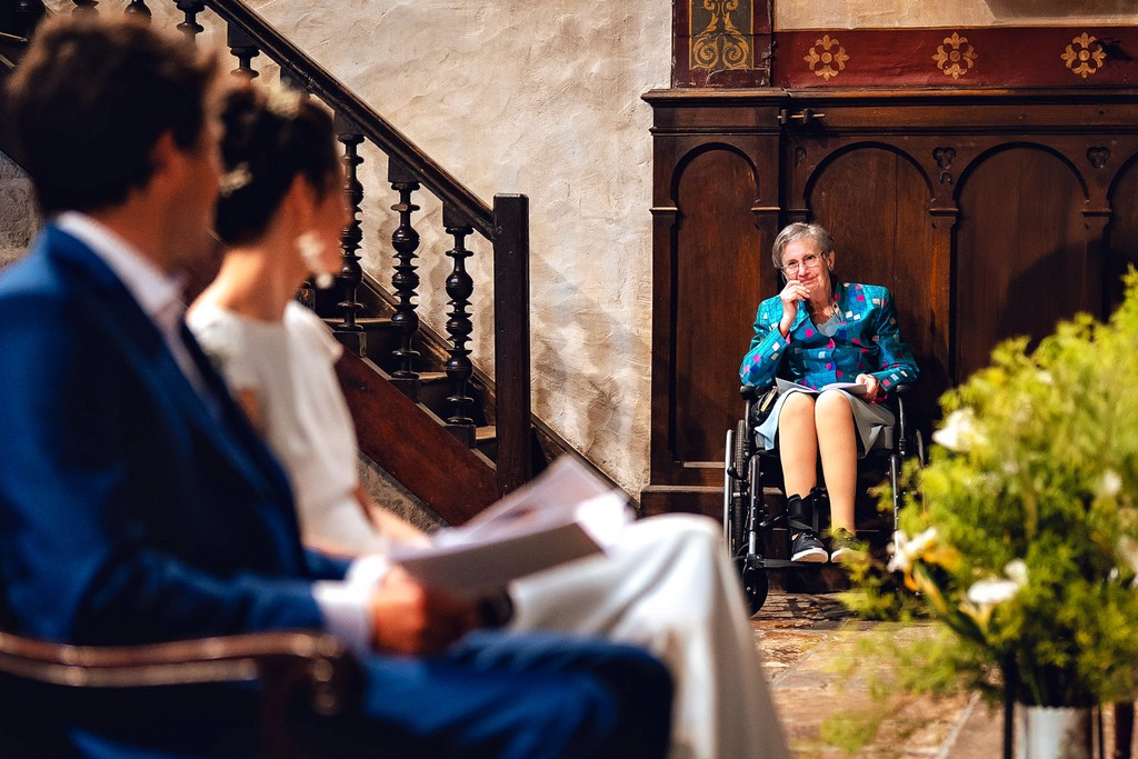 marié danse au milieu de ses invités lors de son mariage a la ferme inharria a saint pee sur nivelle au pays basque