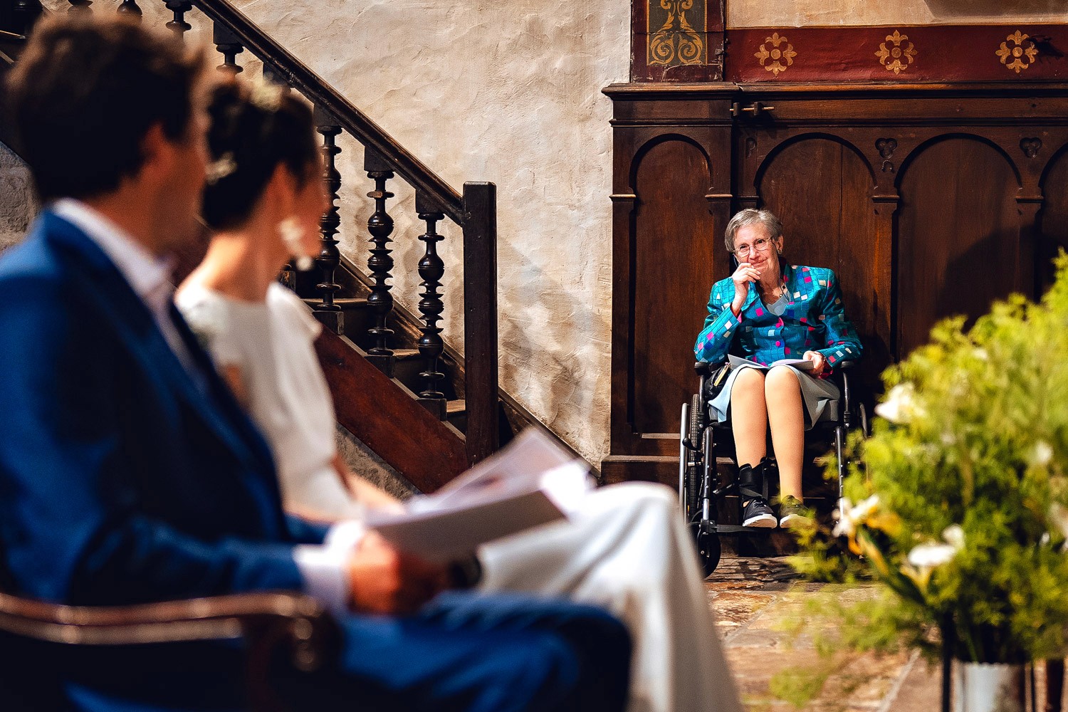 marié danse au milieu de ses invités lors de son mariage a la ferme inharria a saint pee sur nivelle au pays basque