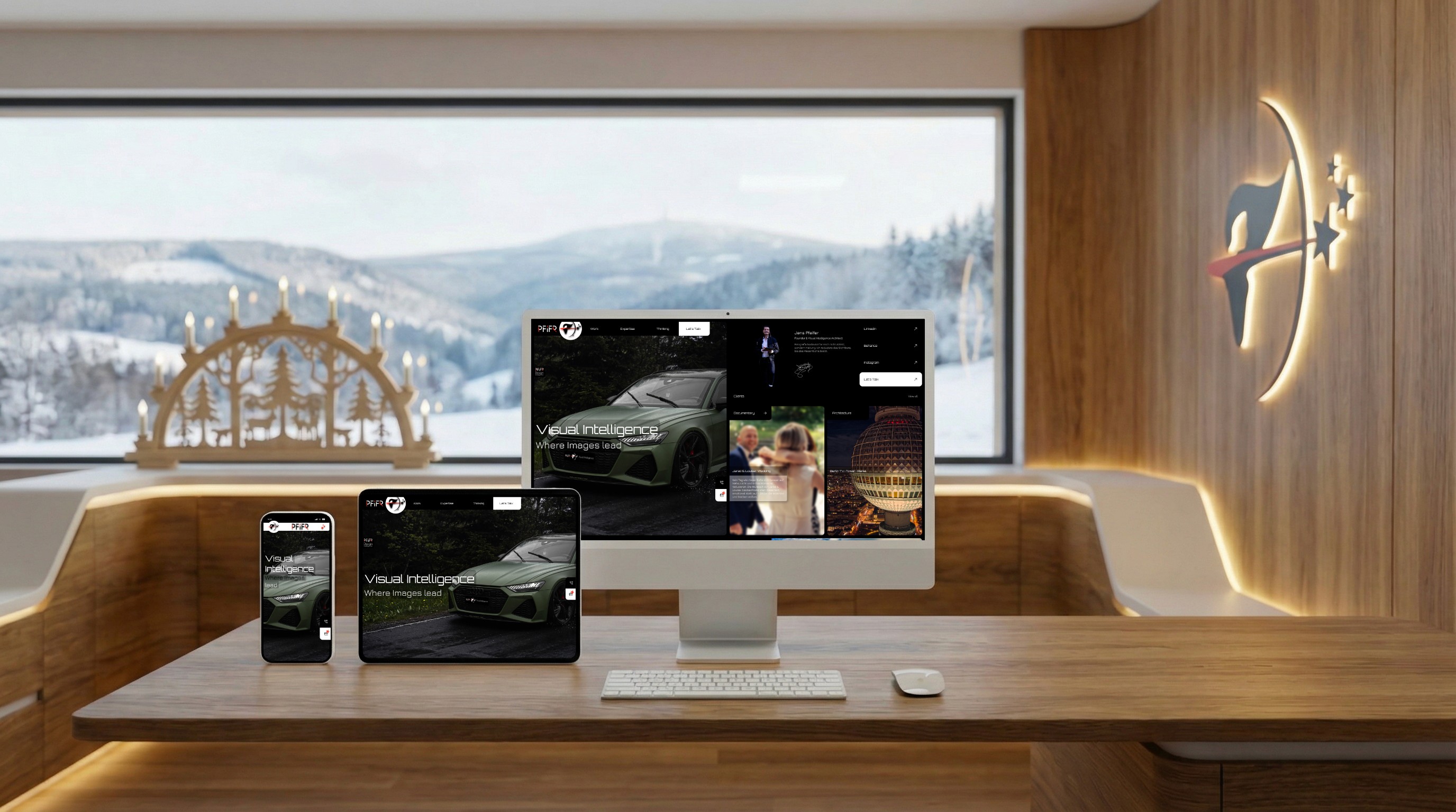 Mockup-Ansicht der Website PFiFR® Visual Intelligence auf Smartphone, Tablet und Desktop-Monitor in einem modernen Office-Setting mit Holztisch und winterlicher Landschaft im Hintergrund.