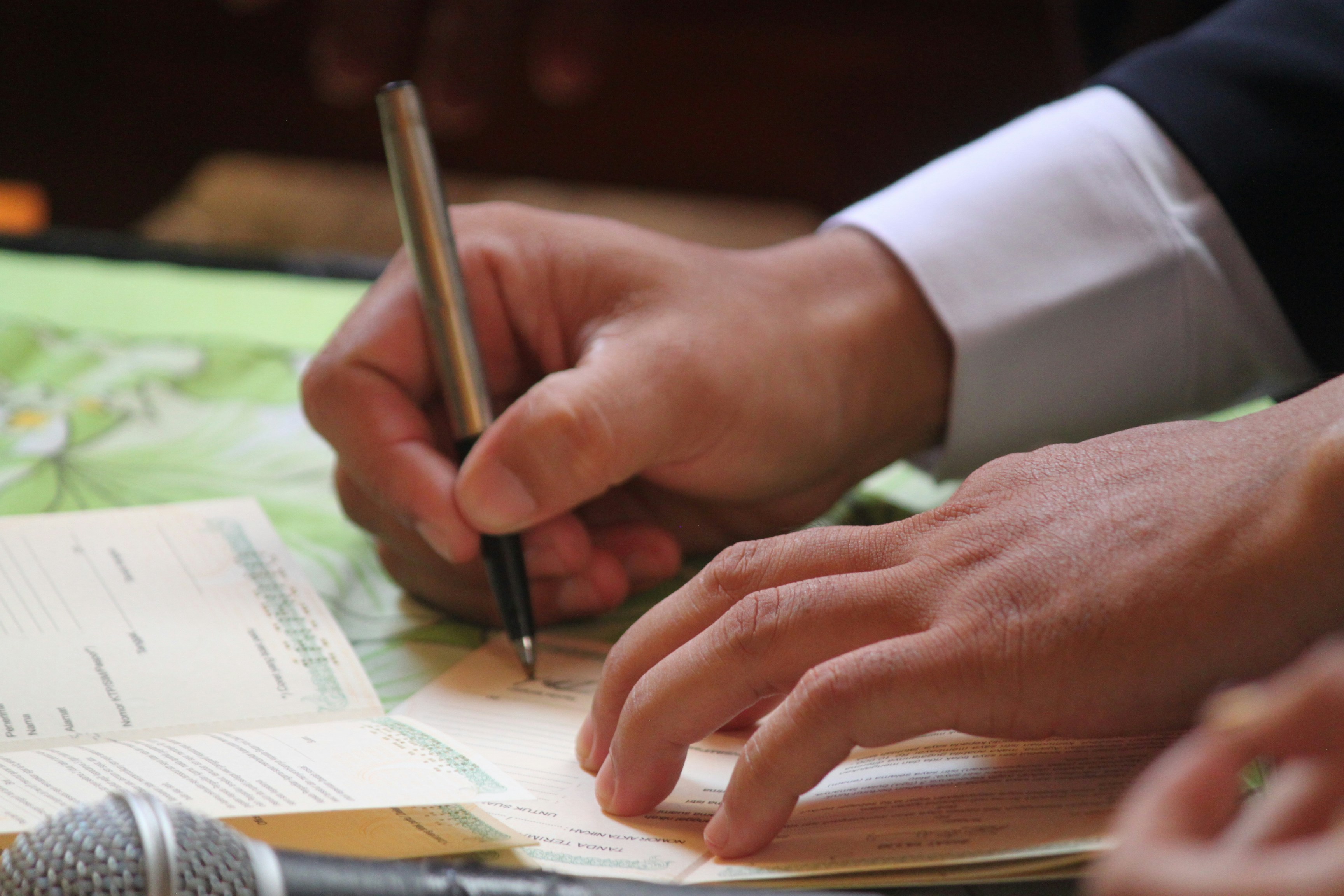 Ejecutivos revisando documentos confidenciales