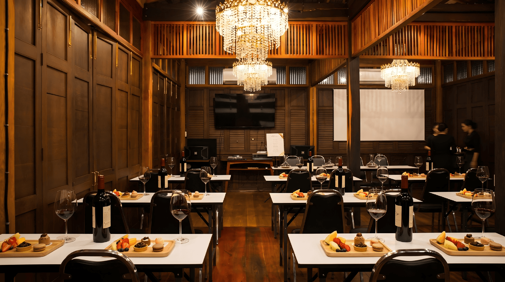 研討會現場大螢幕顯示清晰議程與時間分配，講者按節奏推進內容，讓觀眾更容易投入並吸收重點 Business seminar with clear agenda displayed on screen and speaker following structured timeline helping audience stay engaged and focused 研討會議程設計 活動流程統籌 企業研討會策劃