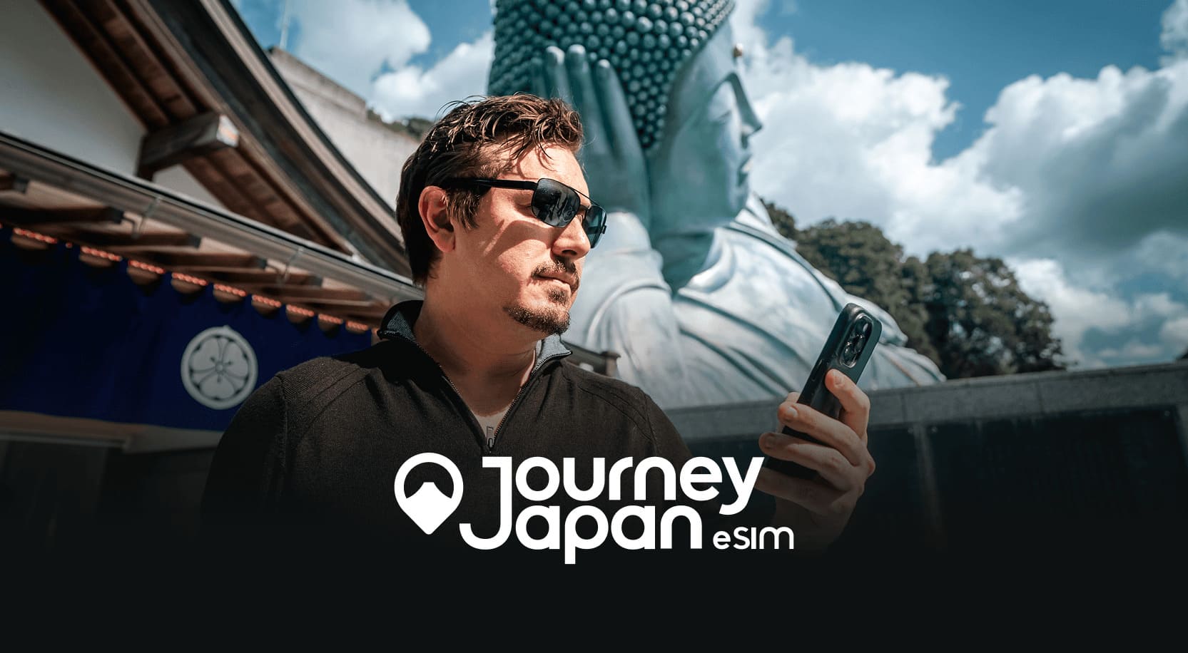 スマホを持つクリス・ブロード