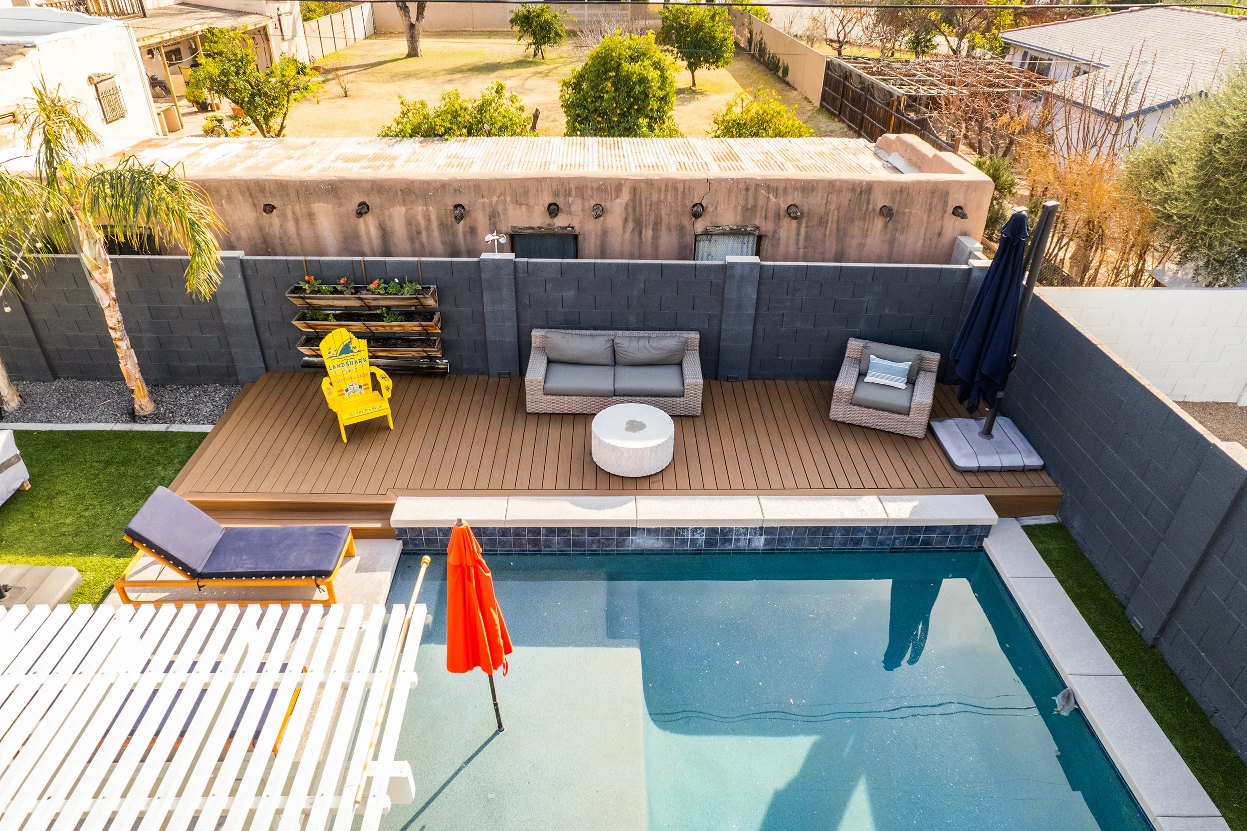 HBC Desks – A Contemporary Poolside Sanctuary with Trex Transcend Lineage decking
