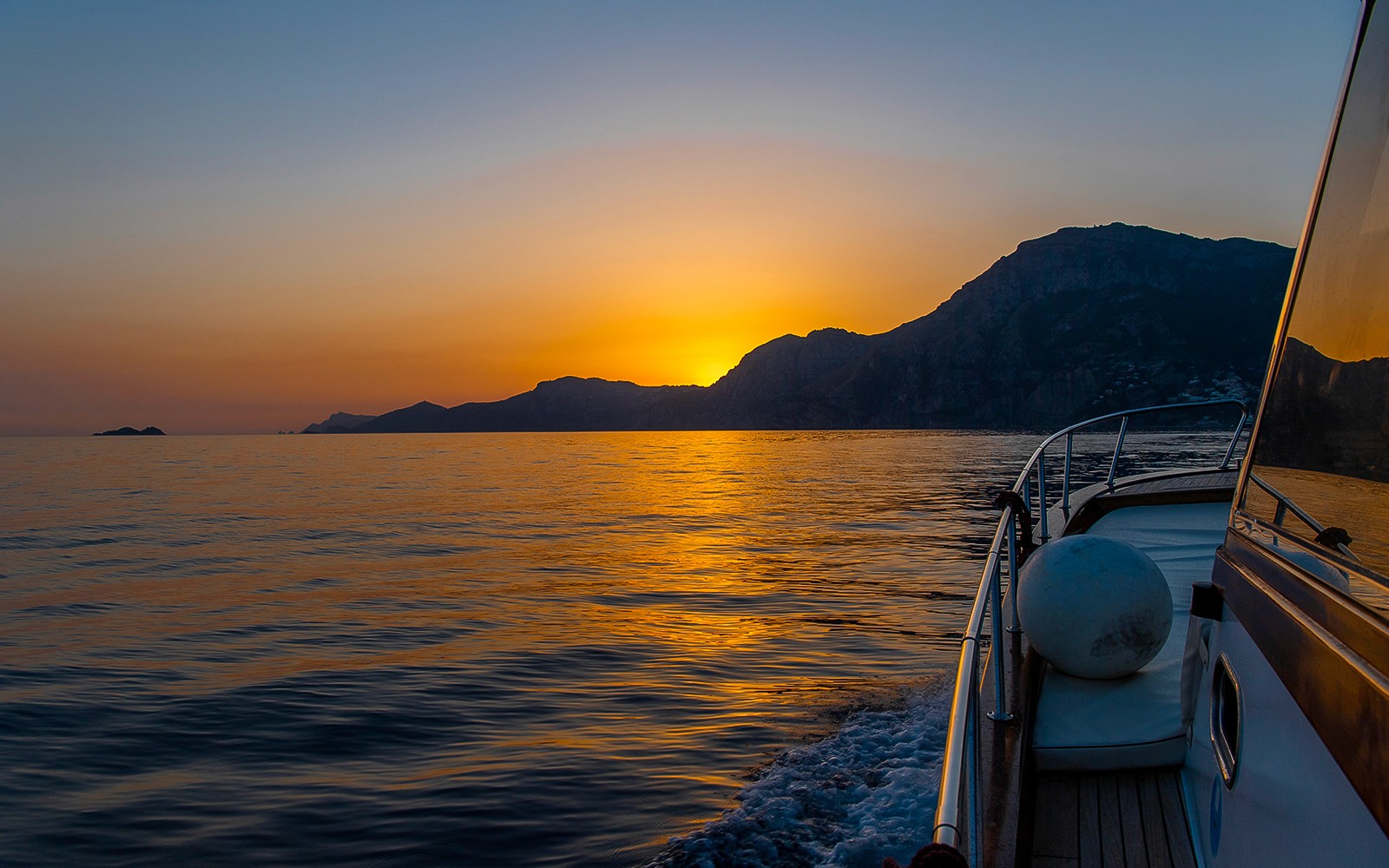 Båttur längs Amalfikusten vid solnedgången, Italien.