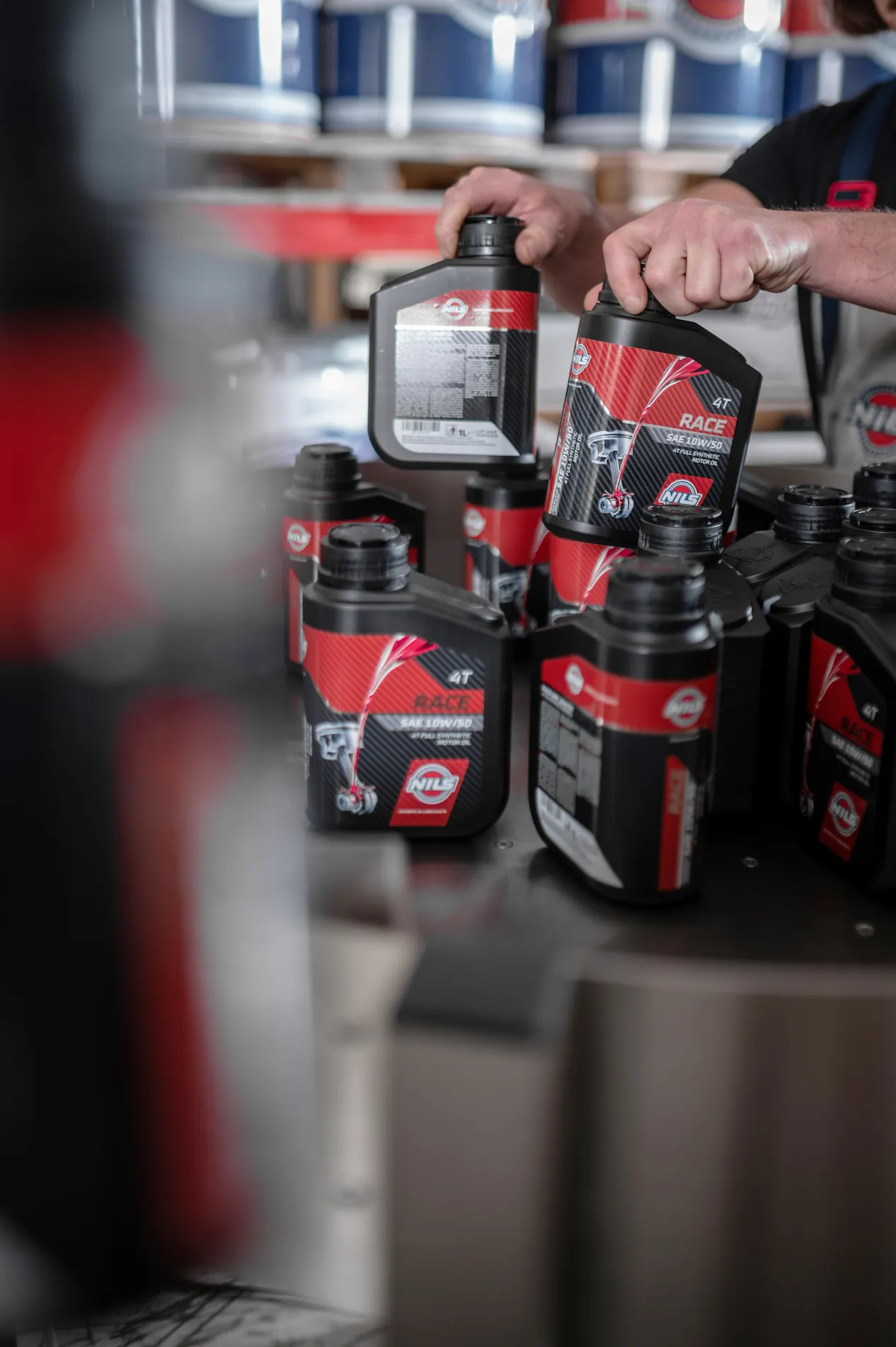 Prodotti NILS Race sulla linea di produzione: oli motore ad alte prestazioni per competizione