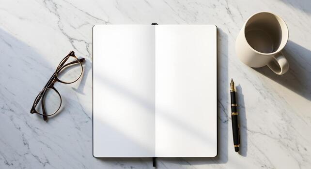 Öppen anteckningsbok med penna och kaffekopp.