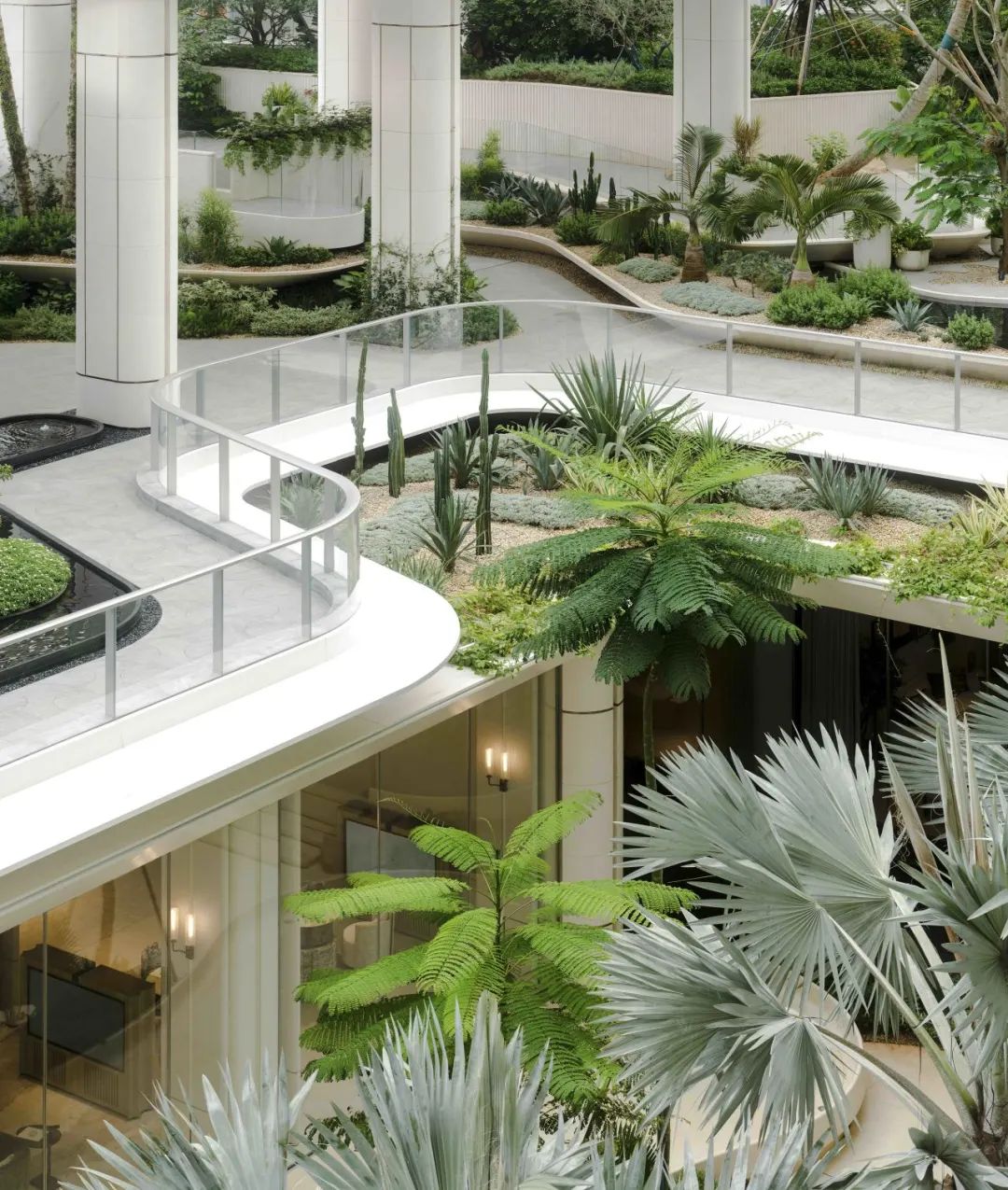 現代寫字樓大堂鋪設高級雲石紋地磚，天窗自然採光營造光影效果，展現專業商業地板工程及高質素裝修設計。