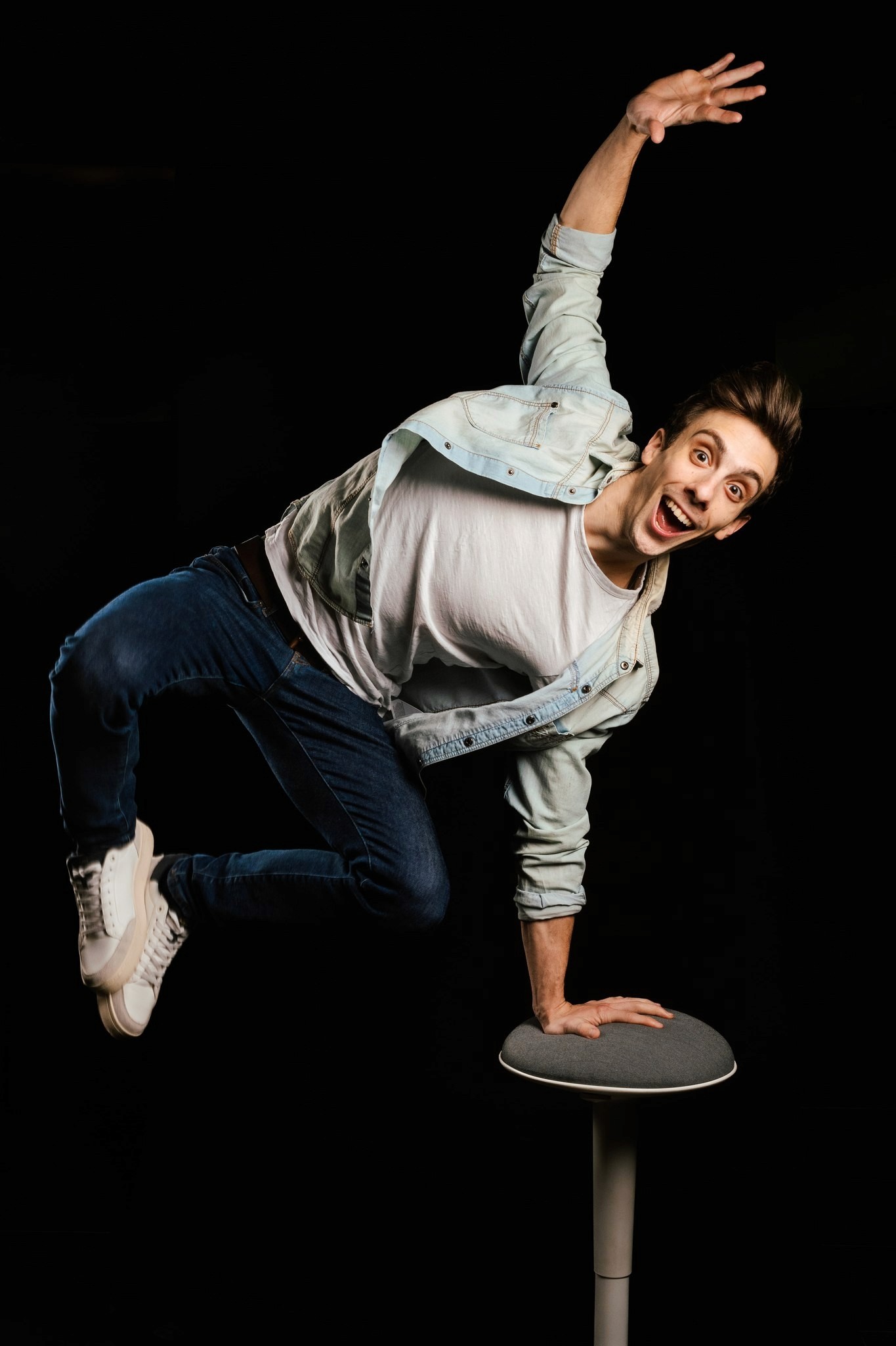 Quentin saute sur un tabouret