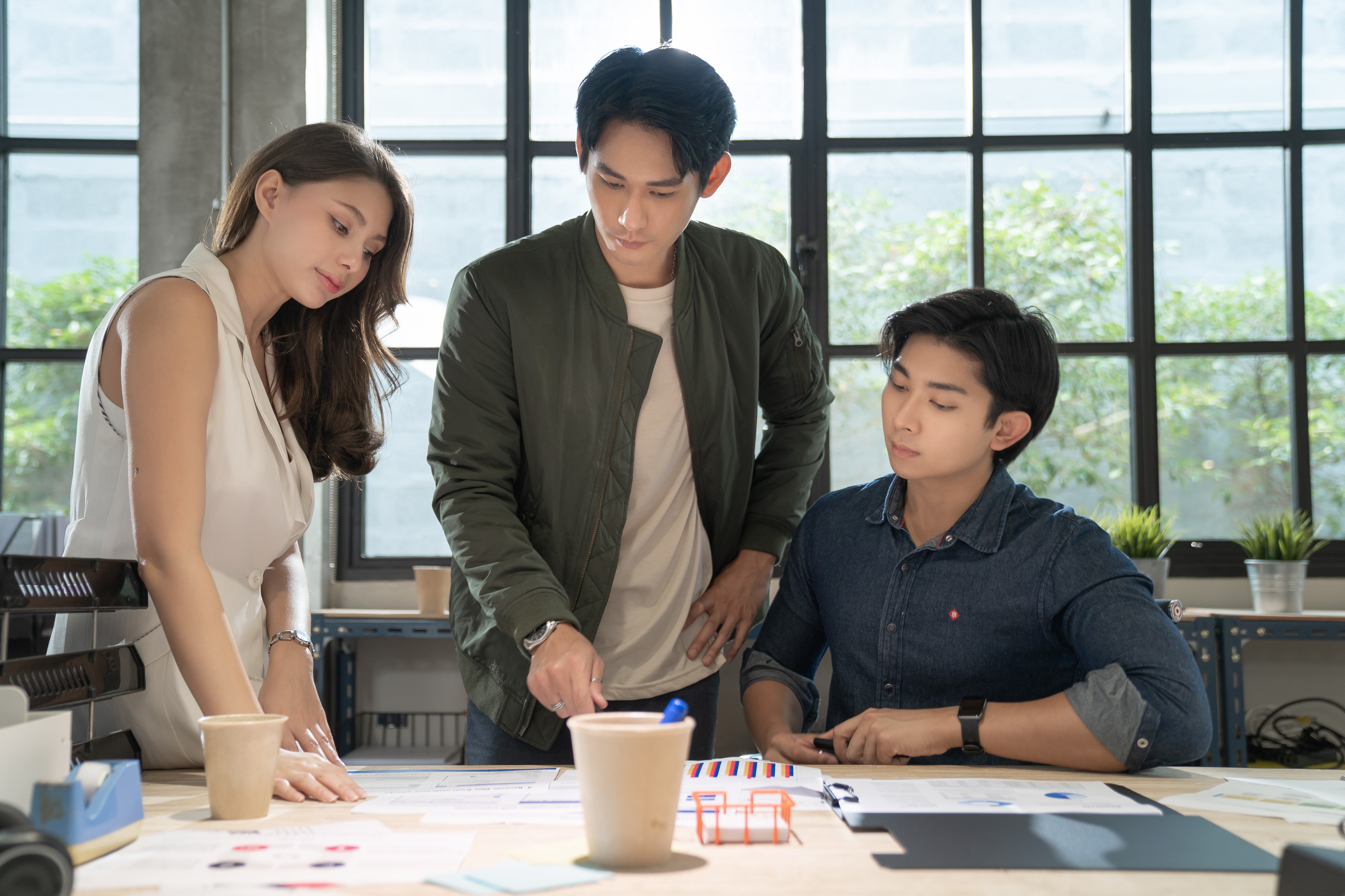 BrandingWorks 專業室內體育館及籃球場地板地台工程，採用優質運動地板及木質格柵天花，優化香港學校及會所運動空間。