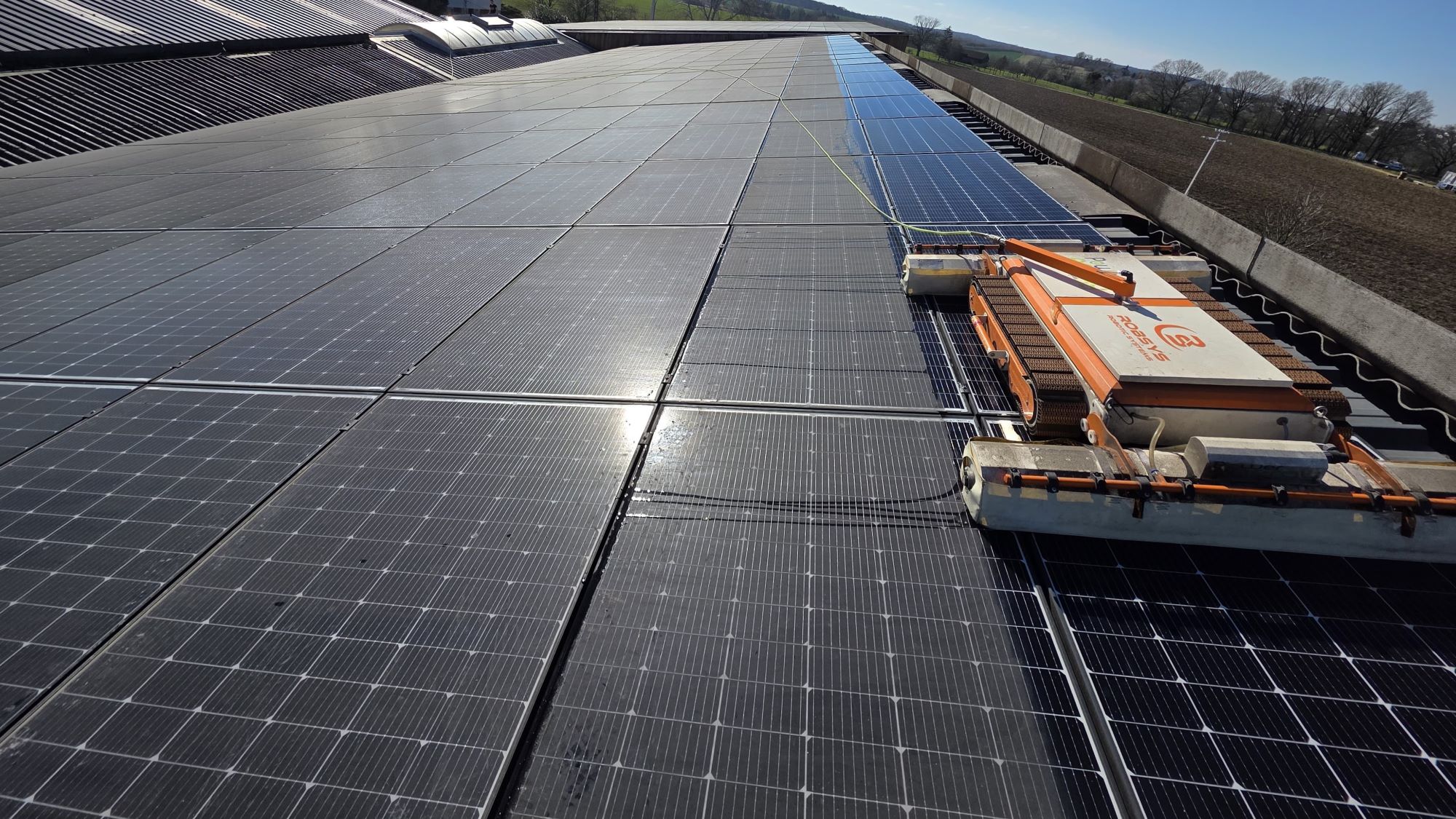 Robotul Robsys RTM Pro Series curatand panouri solare