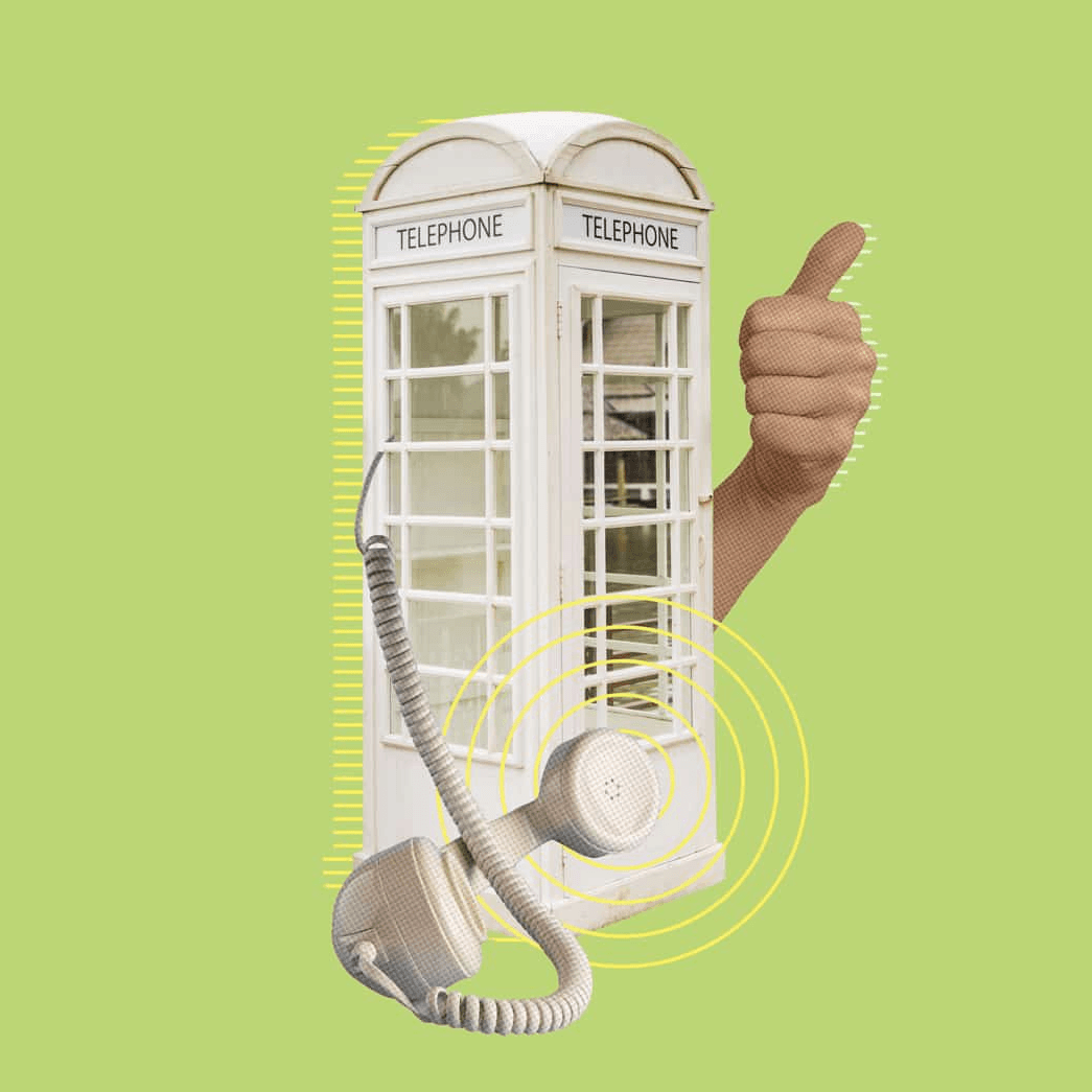 Cabina telefónica vintage blanca con auricular y pulgar arriba sobre fondo verde.