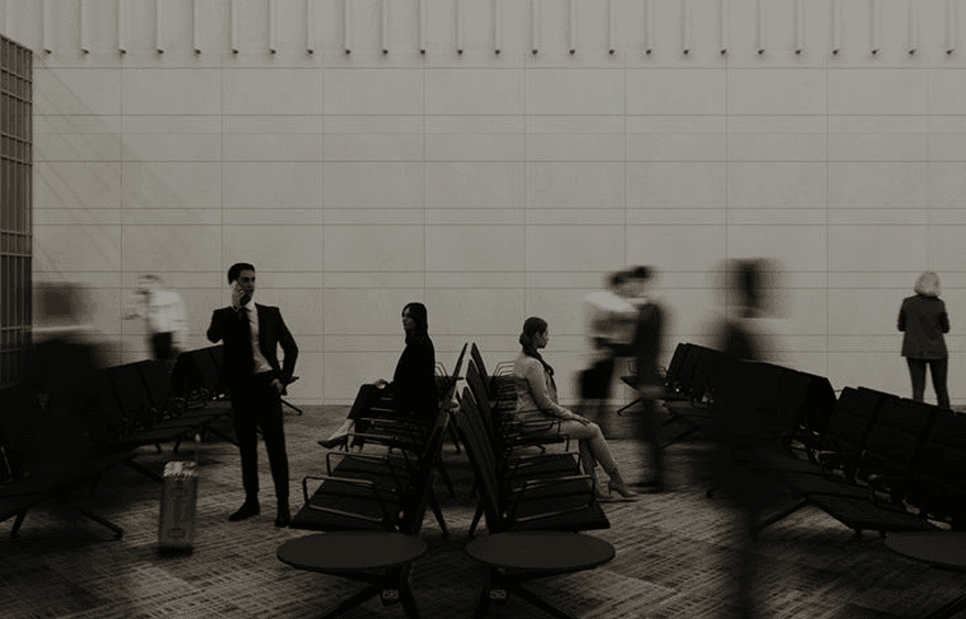 des gens qui attendent dans un aéroport