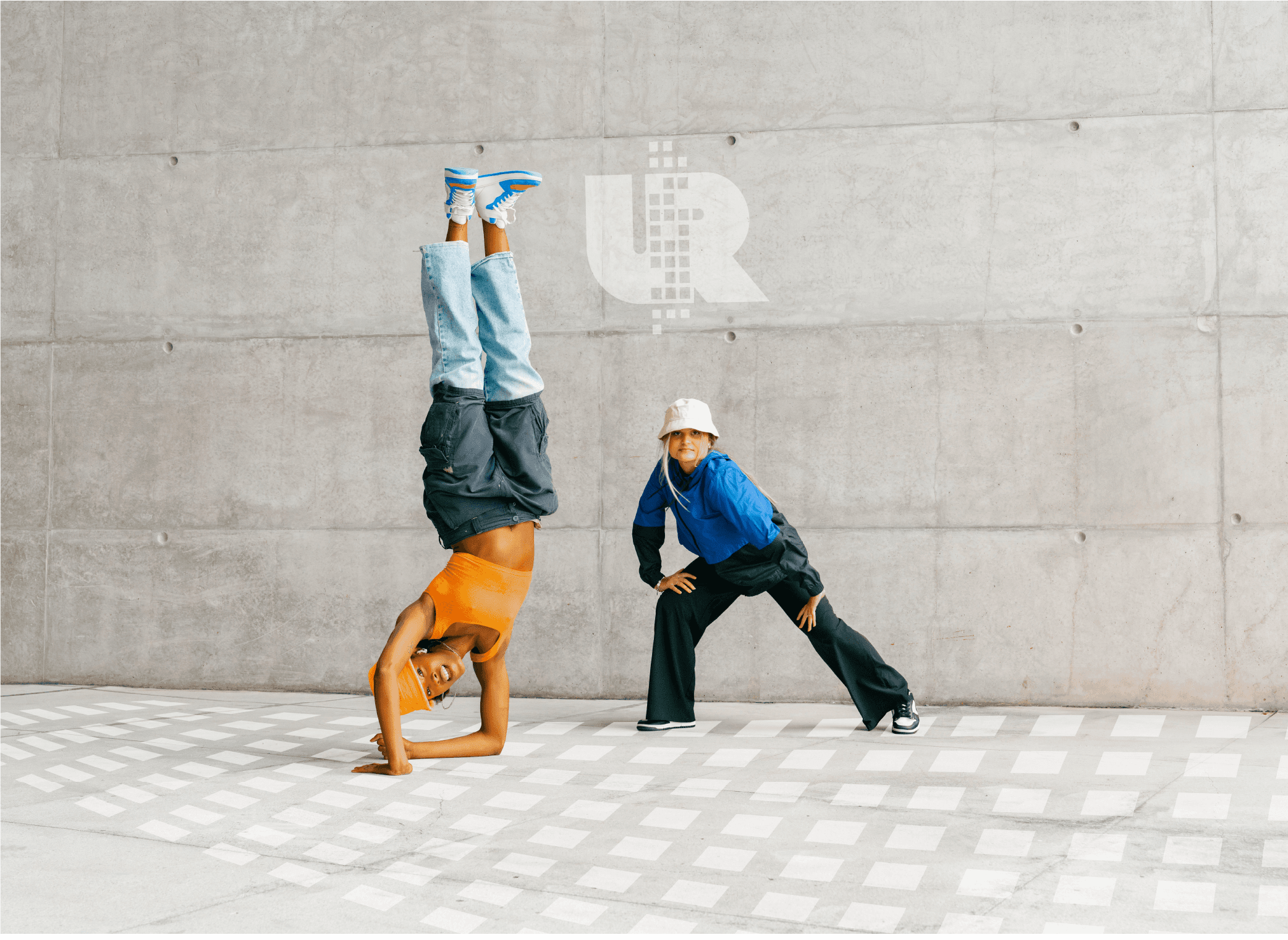 Urban Dance Festival Logo Mockup an der Wand und Tänzer im Vordergrund