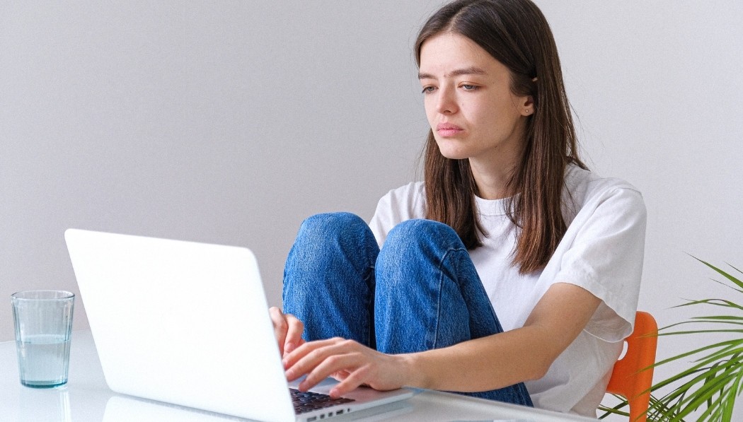 dissatisfied woman writing an online review