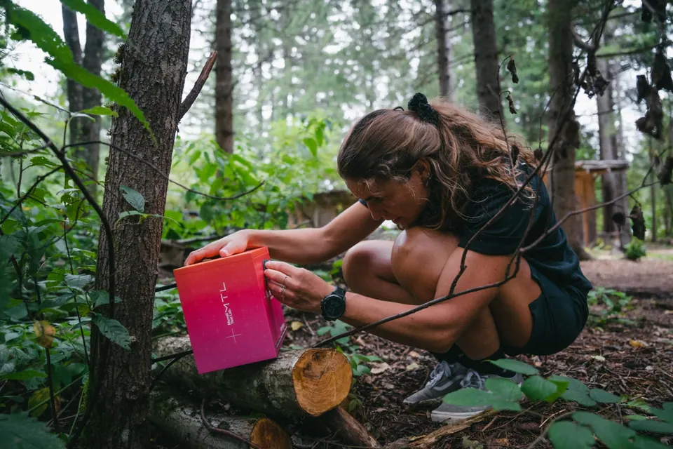 Personne trouvant une balise lors de l'activité de course d'orientation 