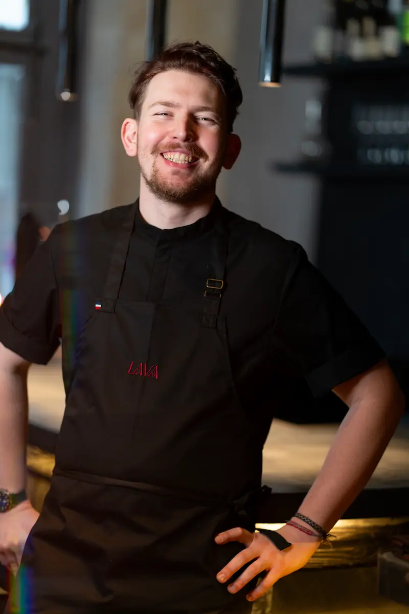 Gestuelle du chef en plein dressage – cuisine de précision chez LAVA