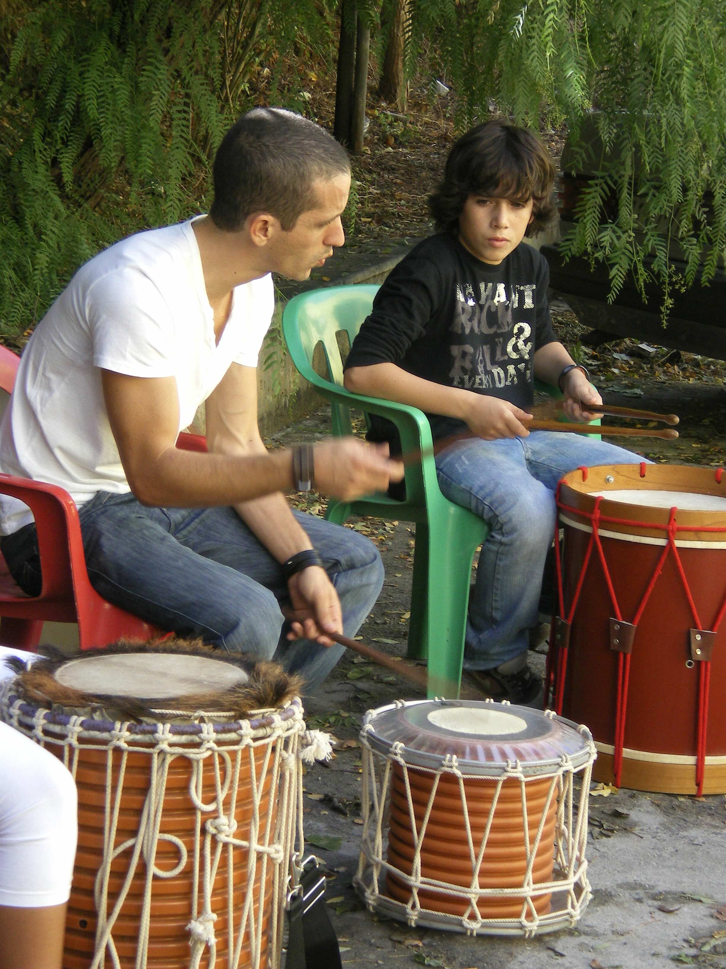 Filipe Henda teaching drums in a O7 drumming session