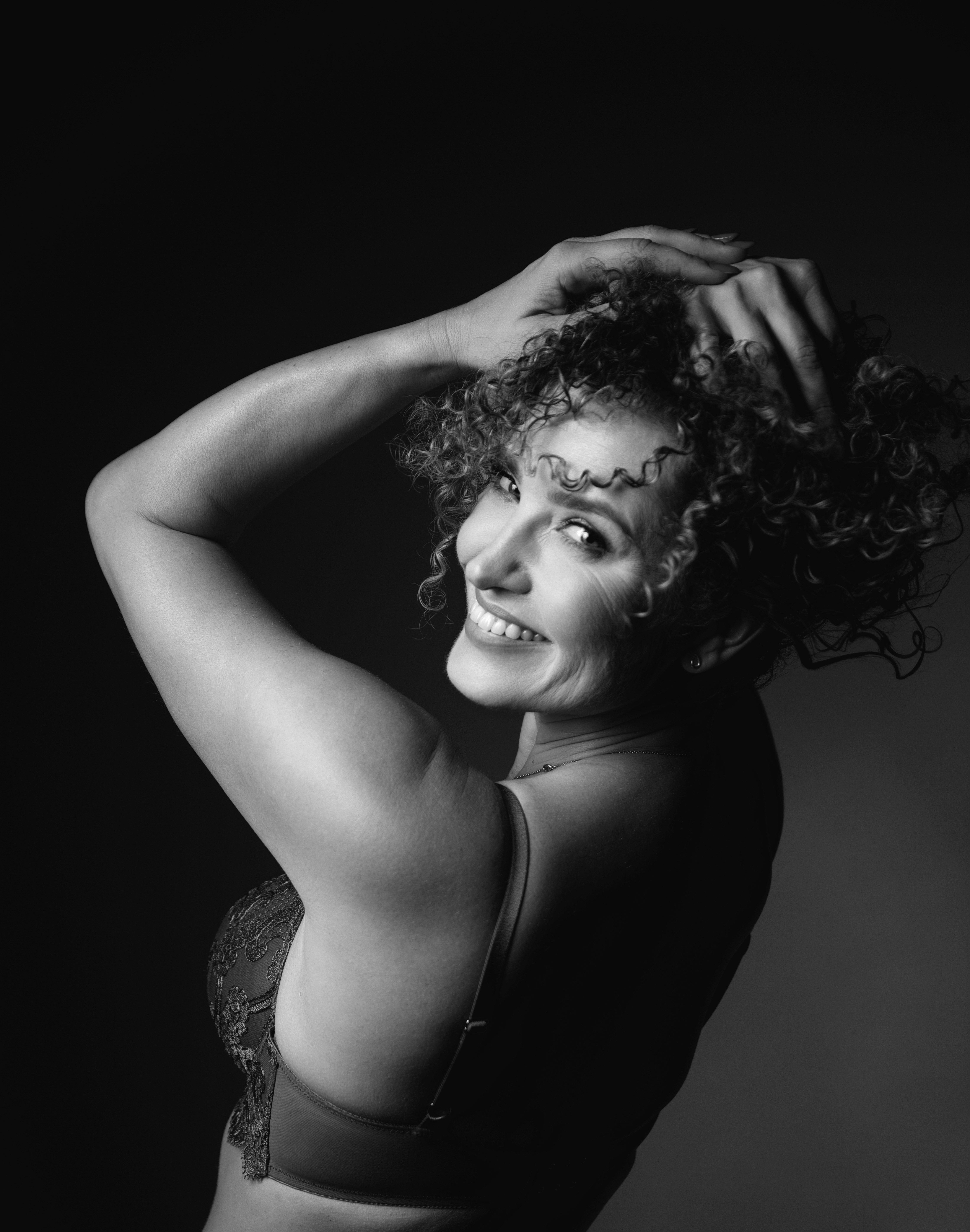 Agnieszka Czyzkowska kobiece sesje fotograficzne Warszawa sensualny portret kobiety z kreconymi wlosami   czarno-biale