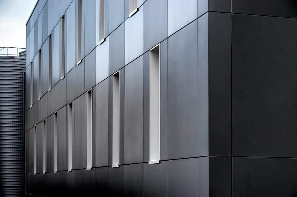 Façade métallique minimaliste avec reflets — photographe architecture Lille Nord | Anteale Yann Manac’h