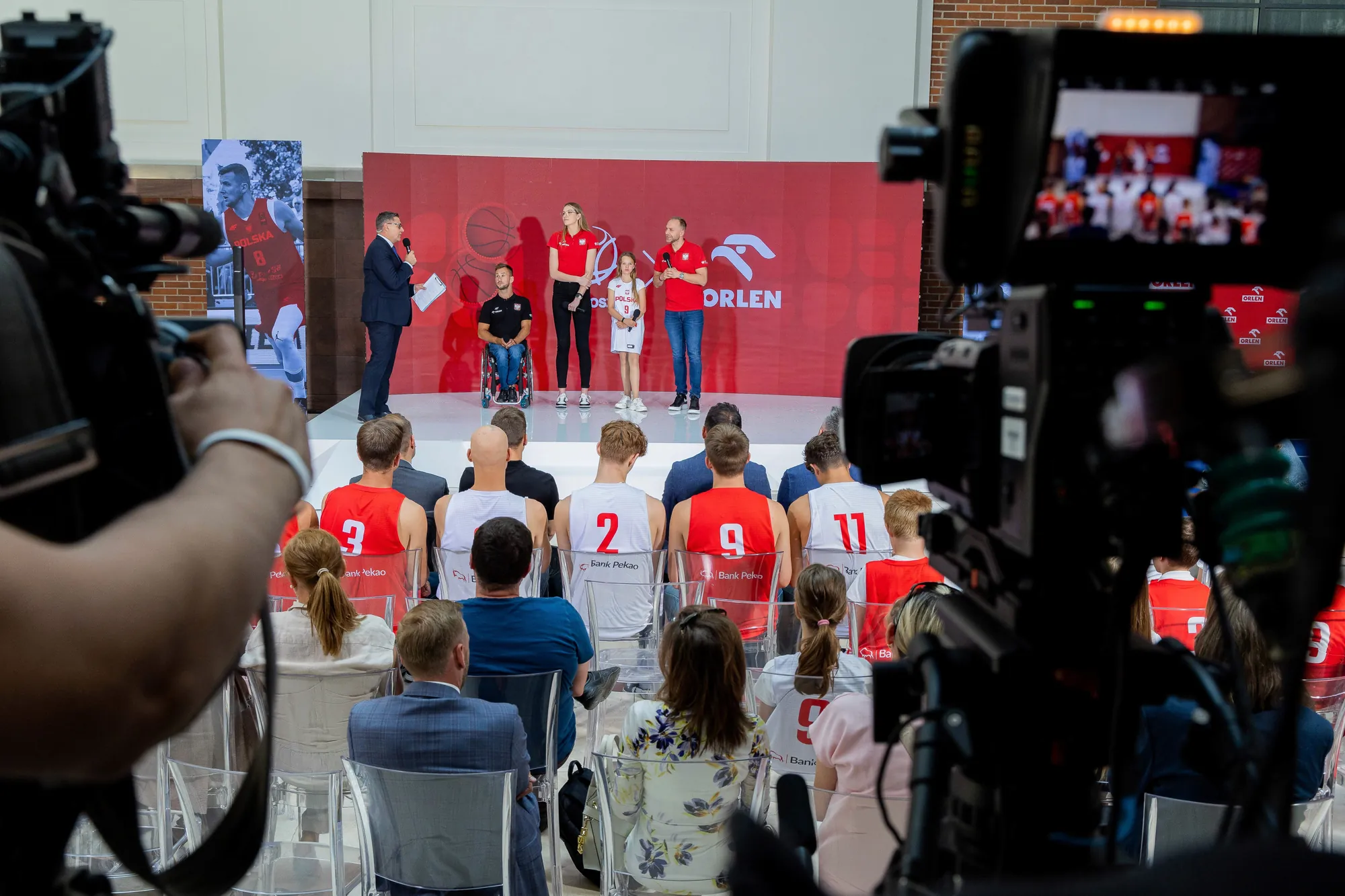 PZKosz i ORLEN – transmisja konferencji prasowej z udziałem koszykarzy i publiczności.